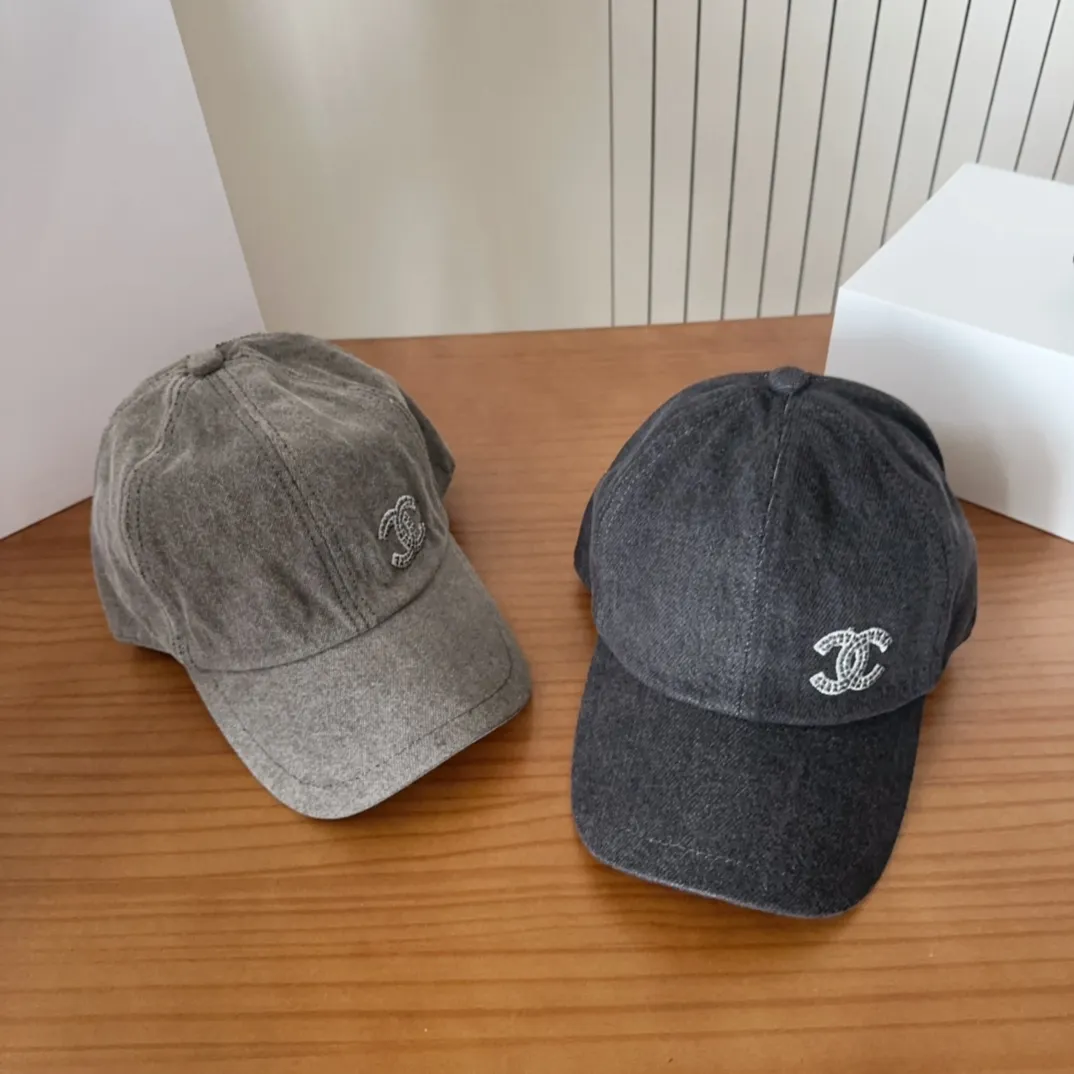 💰60 CHANEL Chanel’s new style🆕 Denim blue retro style baseball cap🔸 Take it out for holiday travel and look beautiful❕ Second-hand style. This kind of hat is not easy to match 😬 Ready in stock