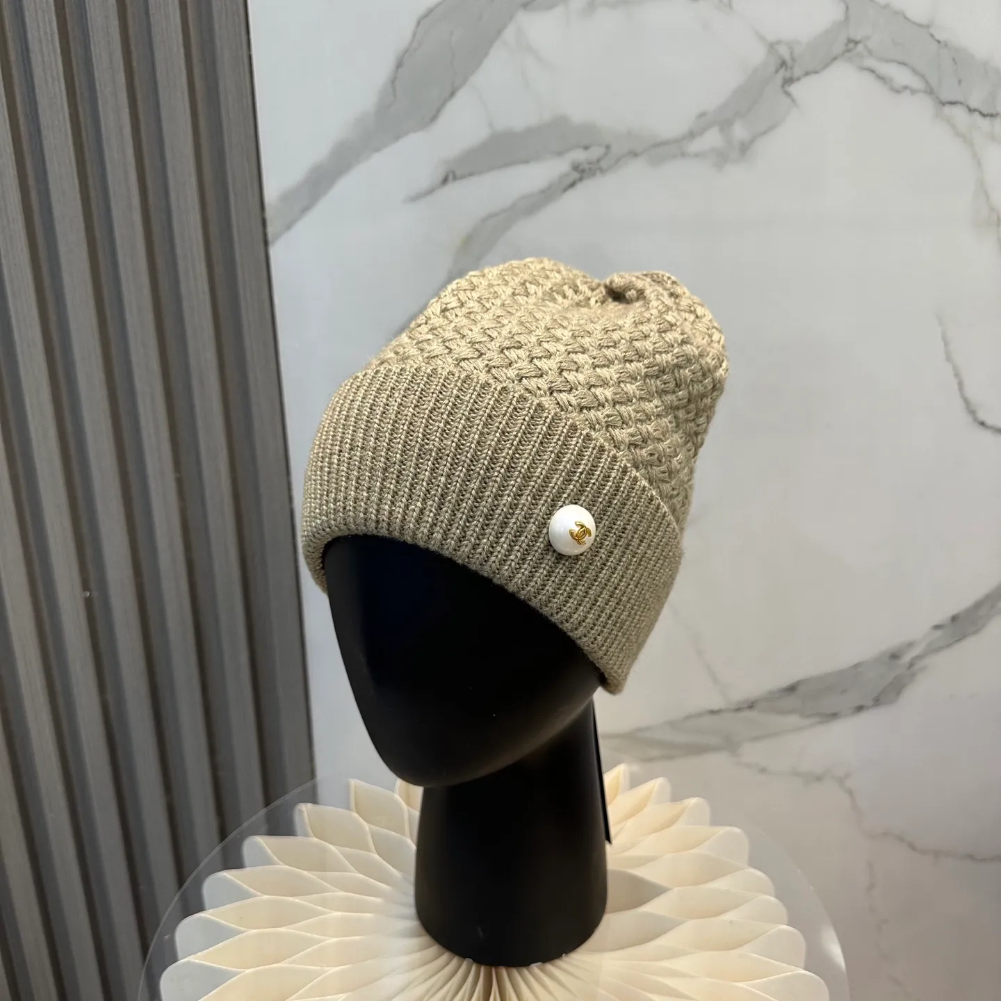 P70 Chanel official website quality Chanel autumn and winter fashion blogger recommended knitted hat, which hides a quiet sense of luxury. Every line is neat and generous, simple but not simple, generous and stylish. Every detail shows high-end taste, and the sense of fashion becomes more and more intriguing in the restraint.