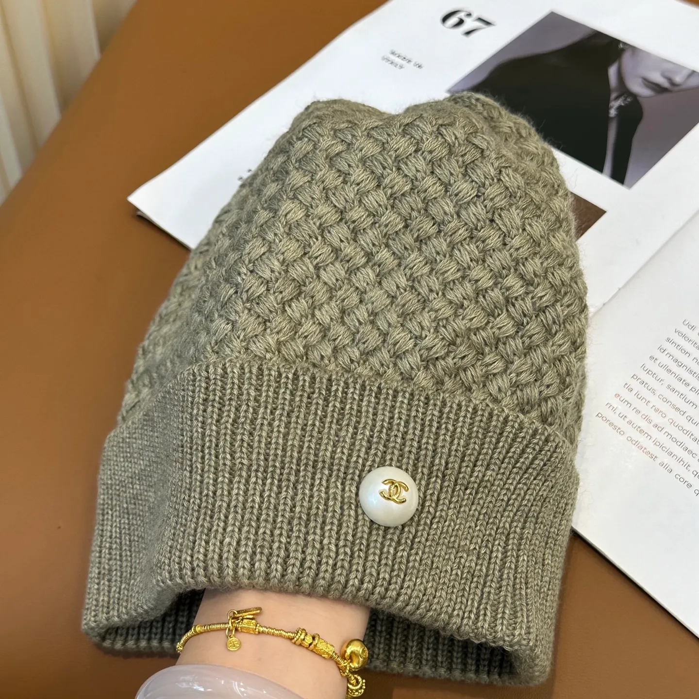 P70 Chanel official website quality Chanel autumn and winter fashion blogger recommended knitted hat, which hides a quiet sense of luxury. Every line is neat and generous, simple but not simple, generous and stylish. Every detail shows high-end taste, and the sense of fashion becomes more and more intriguing in the restraint.
