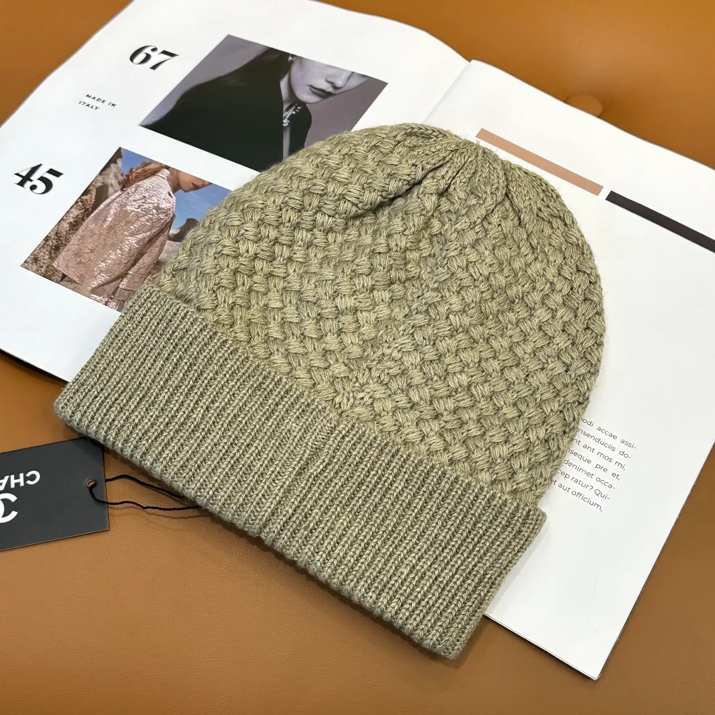 P70 Chanel official website quality Chanel autumn and winter fashion blogger recommended knitted hat, which hides a quiet sense of luxury. Every line is neat and generous, simple but not simple, generous and stylish. Every detail shows high-end taste, and the sense of fashion becomes more and more intriguing in the restraint.