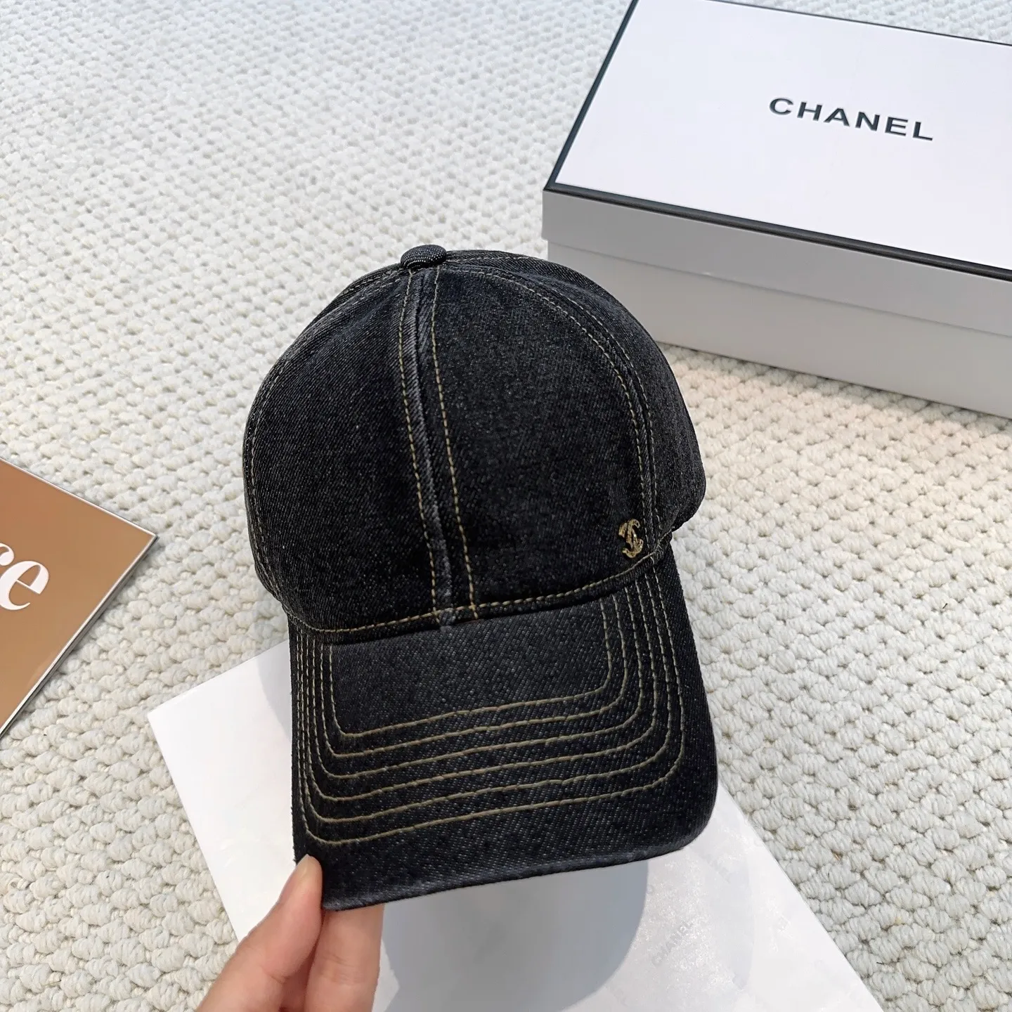 P60 CHANEL Chanel new style 🆕denim blue retro style baseball cap 🧢🔸 Take it out for holiday travel and look beautiful❕ Second-hand style. This kind of hat is not easy to match 😬 Ready in stock