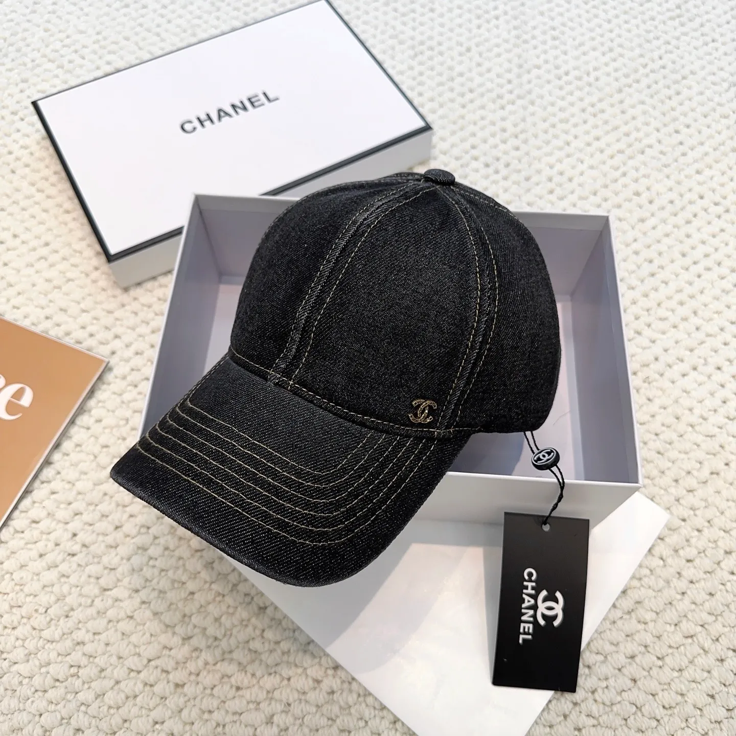 P60 CHANEL Chanel new style 🆕denim blue retro style baseball cap 🧢🔸 Take it out for holiday travel and look beautiful❕ Second-hand style. This kind of hat is not easy to match 😬 Ready in stock