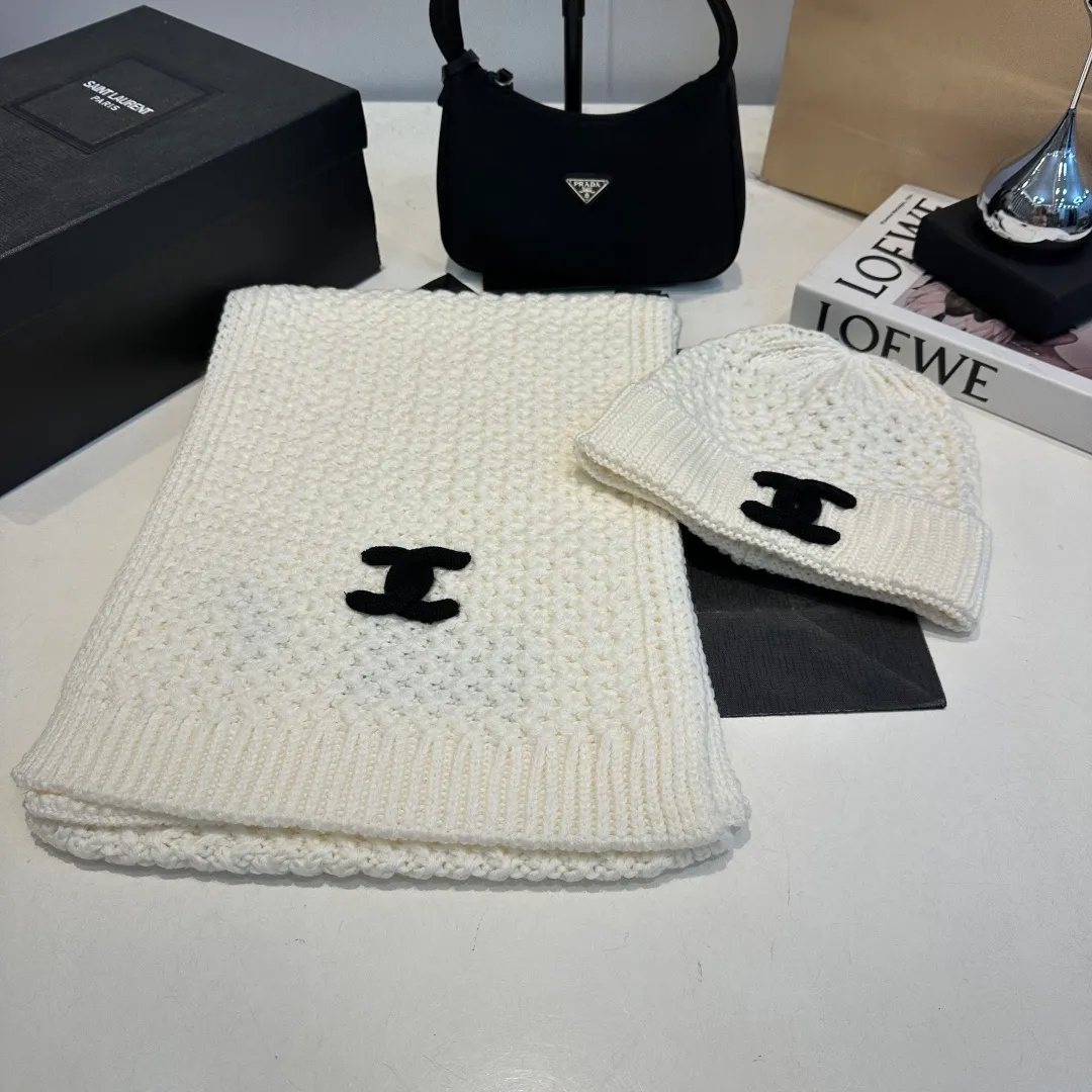 P180 CHANEL Chanel. Classic wool suit🌟hat+scarf, warm and super comfortable~A great tool for young ladies to reduce their age in winter~This winter, all you need is a set of hats~warm and fashionable