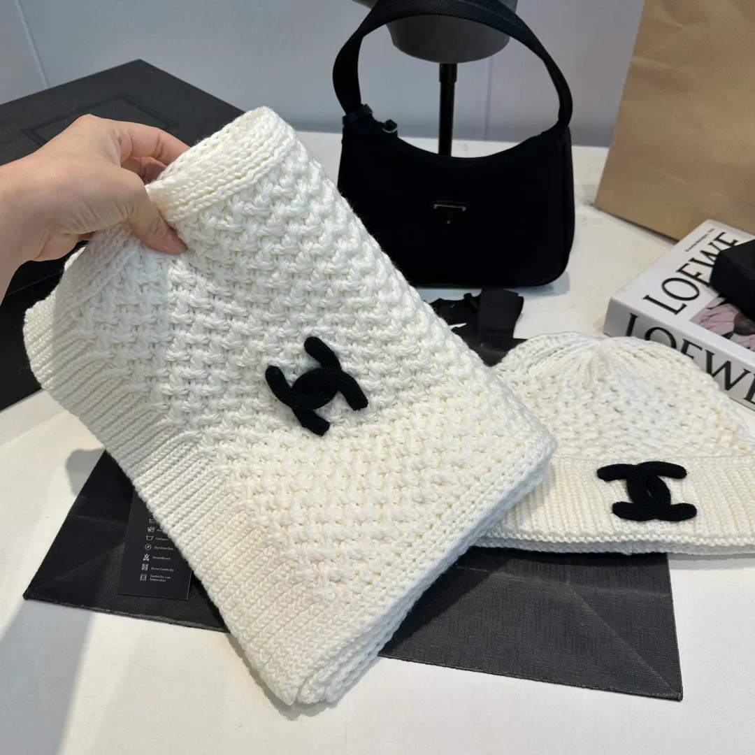 P180 CHANEL Chanel. Classic wool suit🌟hat+scarf, warm and super comfortable~A great tool for young ladies to reduce their age in winter~This winter, all you need is a set of hats~warm and fashionable