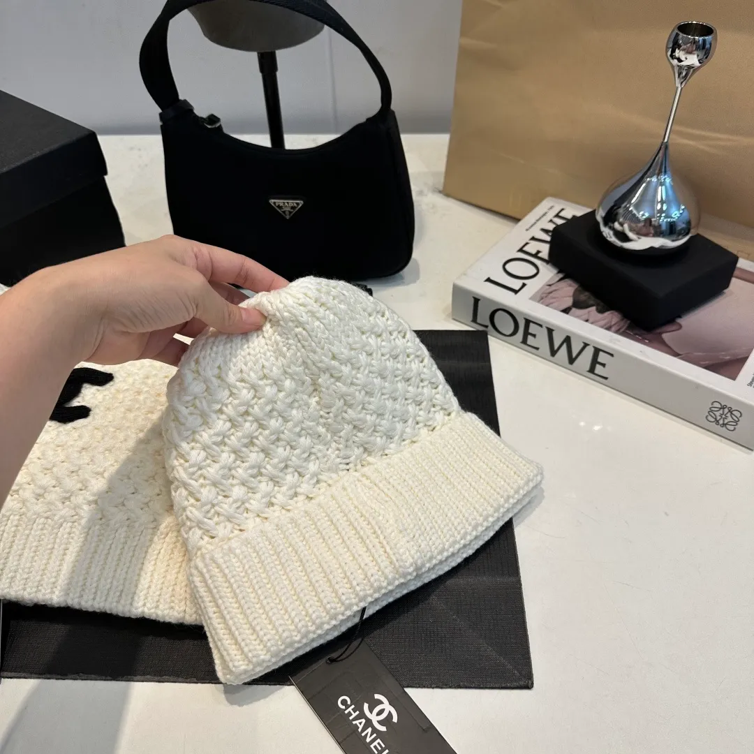 P180 CHANEL Chanel. Classic wool suit🌟hat+scarf, warm and super comfortable~A great tool for young ladies to reduce their age in winter~This winter, all you need is a set of hats~warm and fashionable