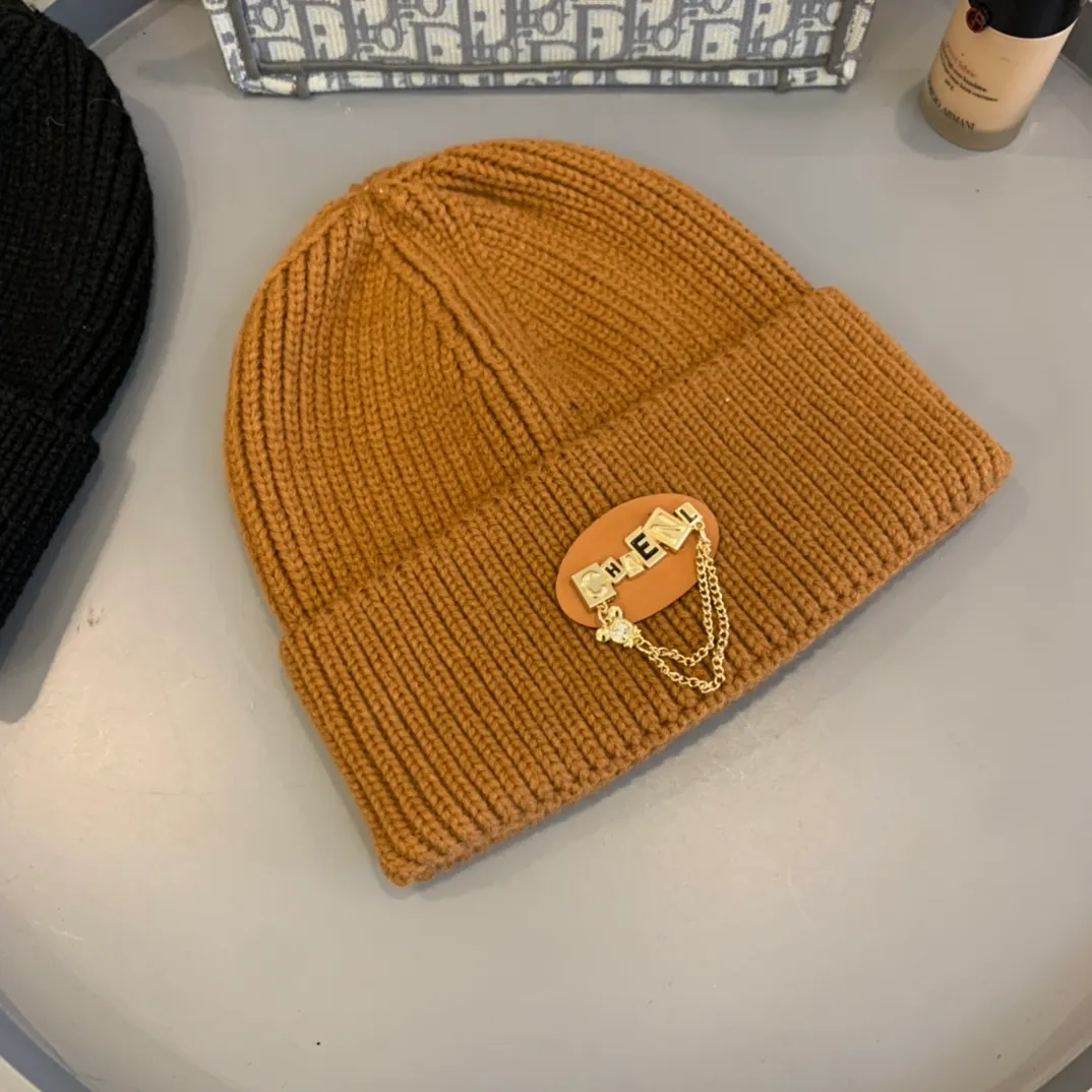 p80 Chanel counter new model, Xiaoxiang's new towel embroidered logo knitted beanie, the same style as the famous fashion bloggers, cute, fashionable and versatile! The most beautiful cold colors in autumn and winter, very good-looking! High elasticity, no limit on head circumference!! Material: mixed cotton, head circumference: 55-58cm