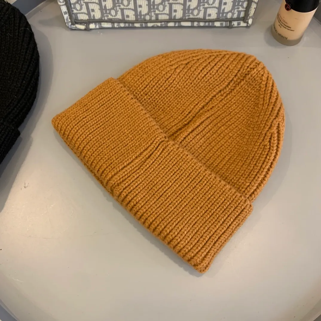 p80 Chanel counter new model, Xiaoxiang's new towel embroidered logo knitted beanie, the same style as the famous fashion bloggers, cute, fashionable and versatile! The most beautiful cold colors in autumn and winter, very good-looking! High elasticity, no limit on head circumference!! Material: mixed cotton, head circumference: 55-58cm
