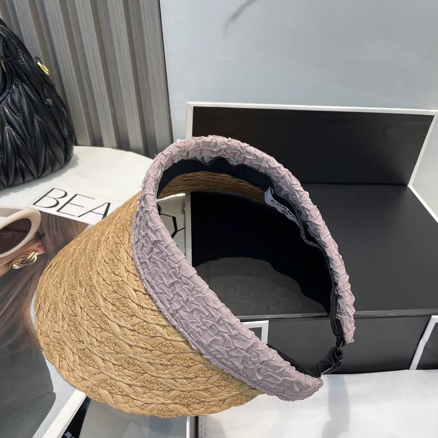 P70 Chanel's new hollow top hat, sweet style 💙Because the hat is hollow, you won't feel stuffy in summer and it doesn't pick up your hairstyle and face shape! The sun protection effect is no less than that of a professional sun protection cloth hat. Just buy the western style one🙄