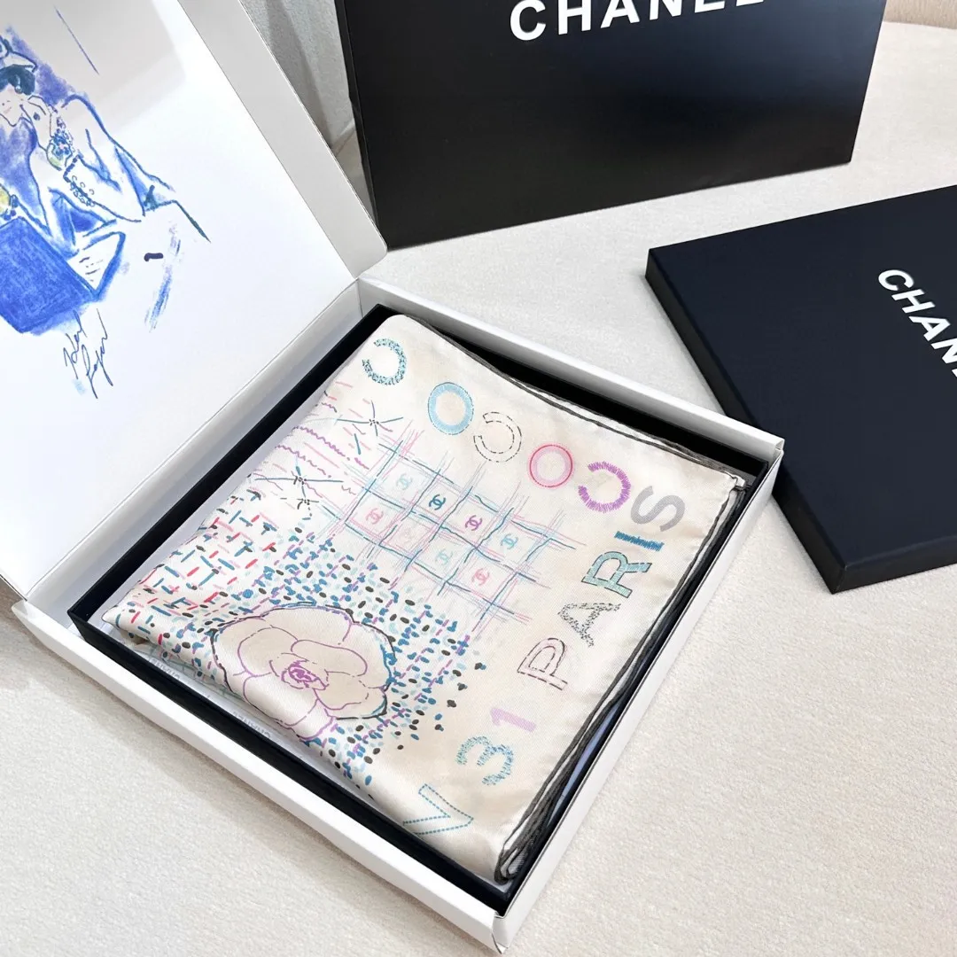 💰300. Product name: Colorful Kangpeng Fabric: Silk Size: 90*90 Color: Black Off-white Fashion is the process of constant transformation of classics. Classics reappear. Xiangjia Kangpeng series was launched in 2004. It is quilted and has a unique design with a large cc logo that is the symbol of Xiangjia. It is very popular. The name "Campon" comes from the hat workshop opened by Coco-Chamberlain on rue Cambon in Paris in 1910. Since then, rue Cambon has been a special symbol of Chanel's success, including the haute couture store she opened at 31 rue Cambon.