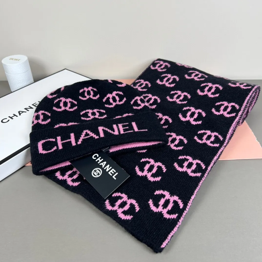 P150 CHANEL Xiaohongshu popular style, official website new classic suit hat! Hat ➕Scarf! It feels great in hand! It’s warm and super comfortable. This winter, all you need is a hat set like this. It’s warm and fashionable! Welcome to choose!!
