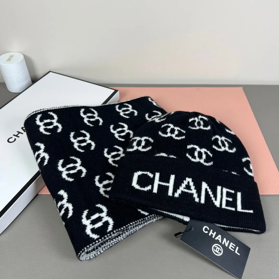 P150 CHANEL Xiaohongshu popular style, official website new classic suit hat! Hat ➕Scarf! It feels great in hand! It’s warm and super comfortable. This winter, all you need is a hat set like this. It’s warm and fashionable! Welcome to choose!!