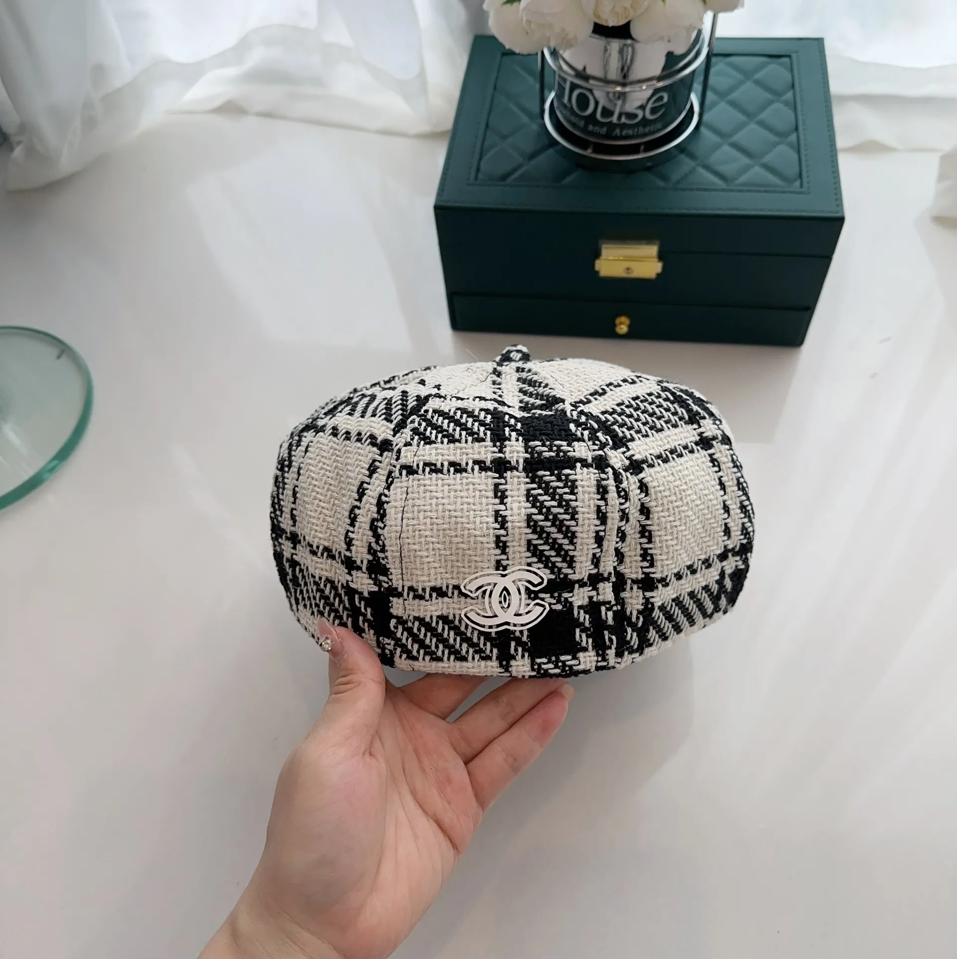 Chanel Chanel woolen plaid beret, classic autumn and winter woolen large plaid, atmospheric artifact! Must-have fragrant powder
