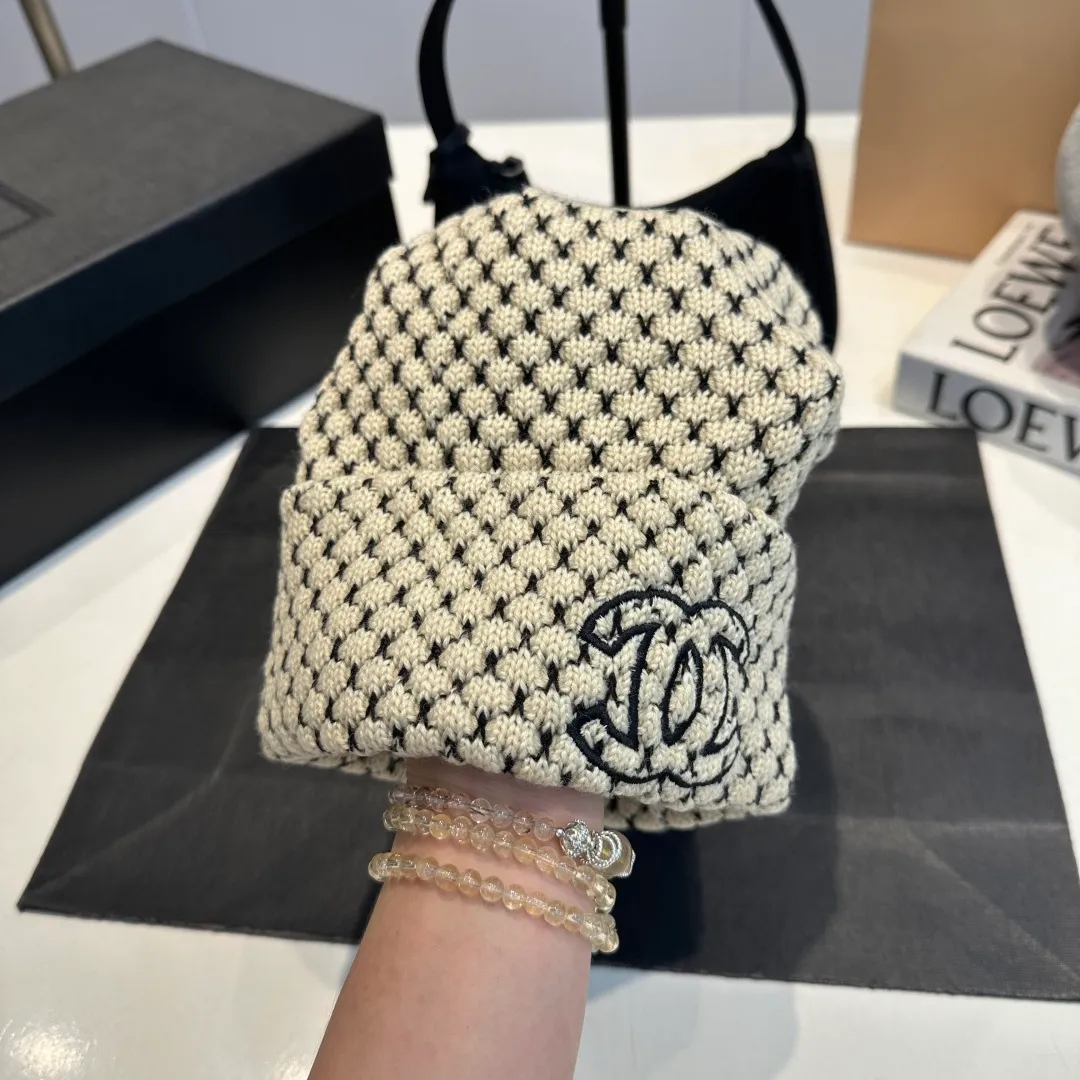 P60 Chanel knitted beanie