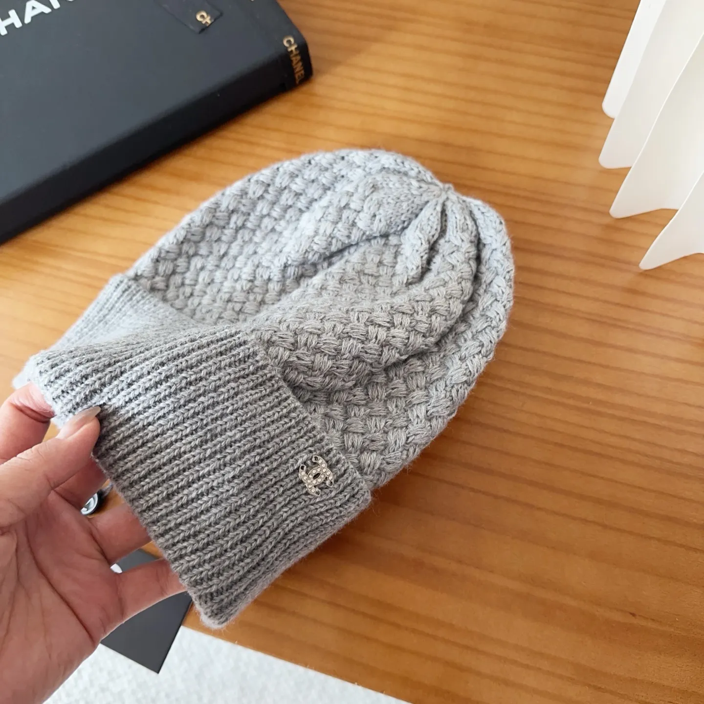 💰64 Chanel official website releases CHANEL small and popular knitted hat! Xiaohongshu’s new product is released, it’s so 🉑️, high-elastic fabric, classic colors, same style for men and women.