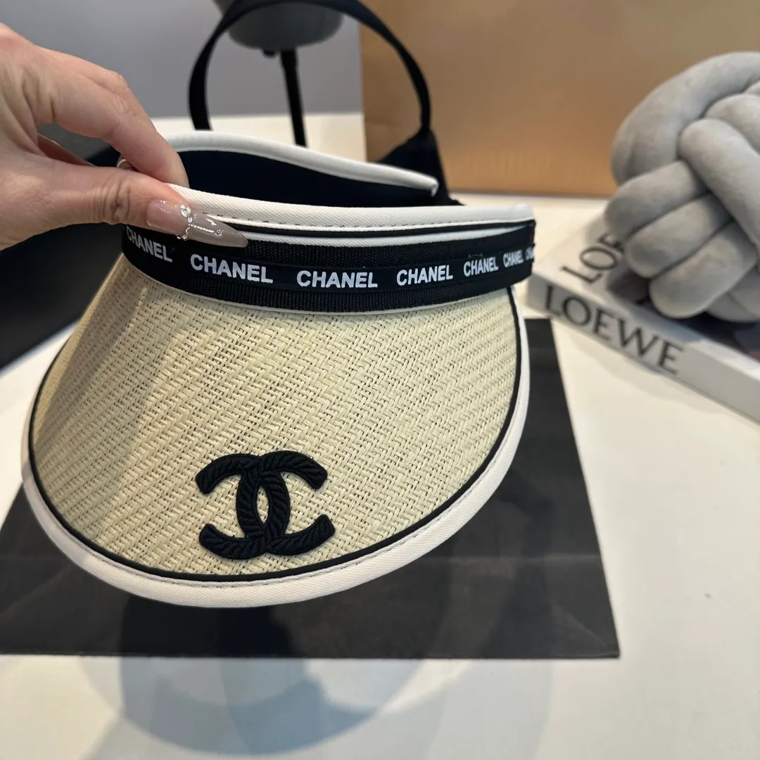 P46 Chanel's new empty top hat, sweet style 💙Because the hat is hollow, it won't feel stuffy in summer and it doesn't pick up your hairstyle and face shape! The sun protection effect is no less than that of a professional sun protection cloth hat. Just buy the modern style.