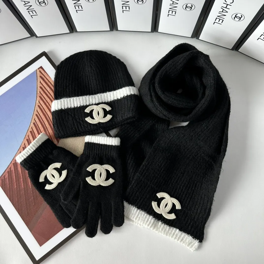 🉐️250 with dust bag. Chanel classic suit (hat➕scarf➕gloves), warm and super comfortable~A great tool for young ladies to reduce age in winter~This winter, all you need is a set of hats~warm and fashionable! Unisex model! Can be made as a couple model! Many styles, welcome to choose!