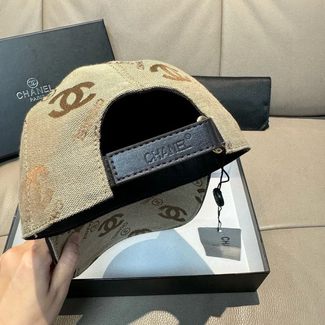 p90., Chanel (Chanel) classic original baseball cap, classic double C, 1:1 mold opening and customization at the counter, original canvas fabric + first layer of cowhide, light and breathable! The quality is great, the basic head circumference is 56cm, and the patch is adjustable.
