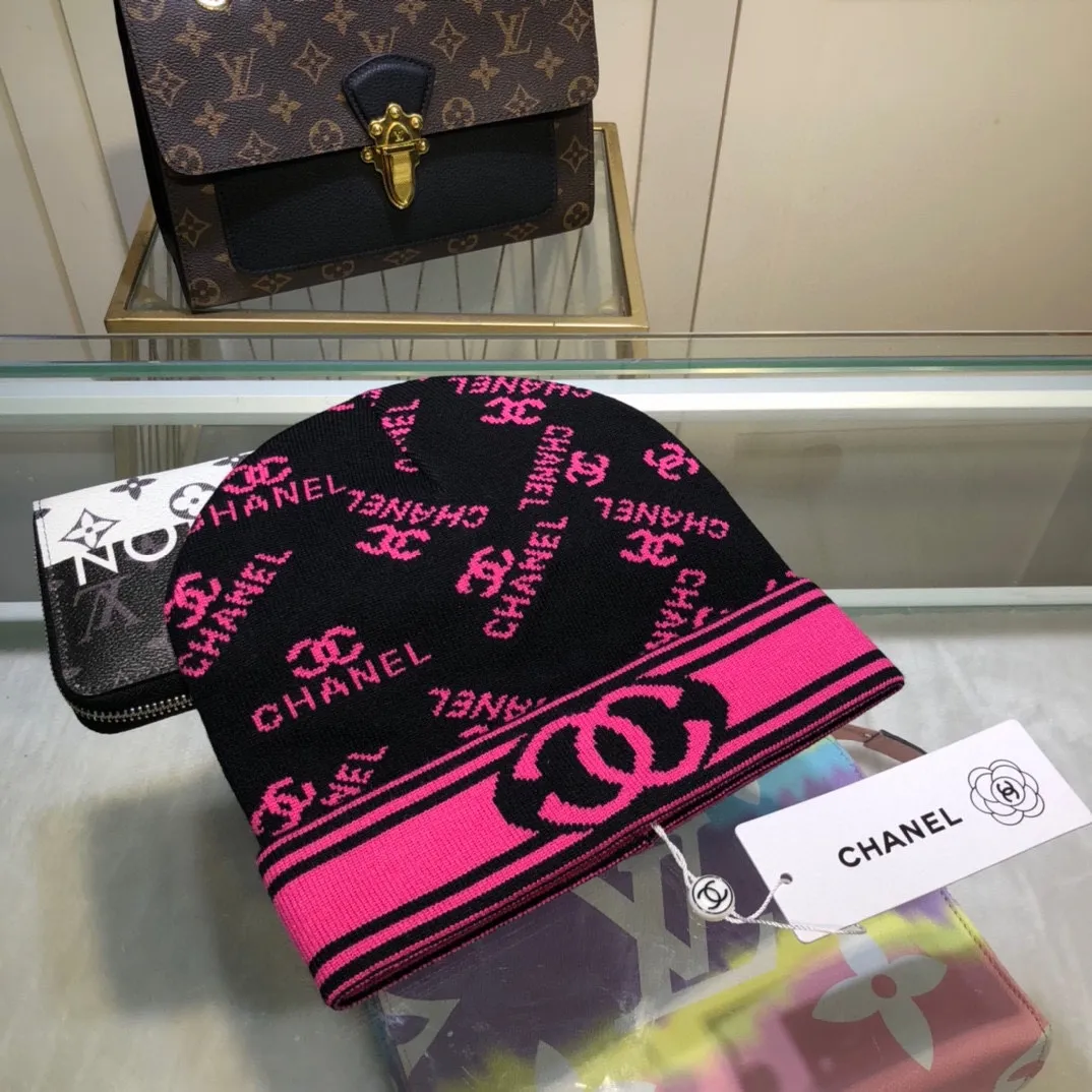 P40 comes with dust bag. CHANEL🎩cashmere wool quality knitted hat, fashionable, good quality, high-end, super soft! Super hot💖The texture is great and it’s great to match when out on the street! Fashion trends! A must-have item for autumn and winter, get it now!