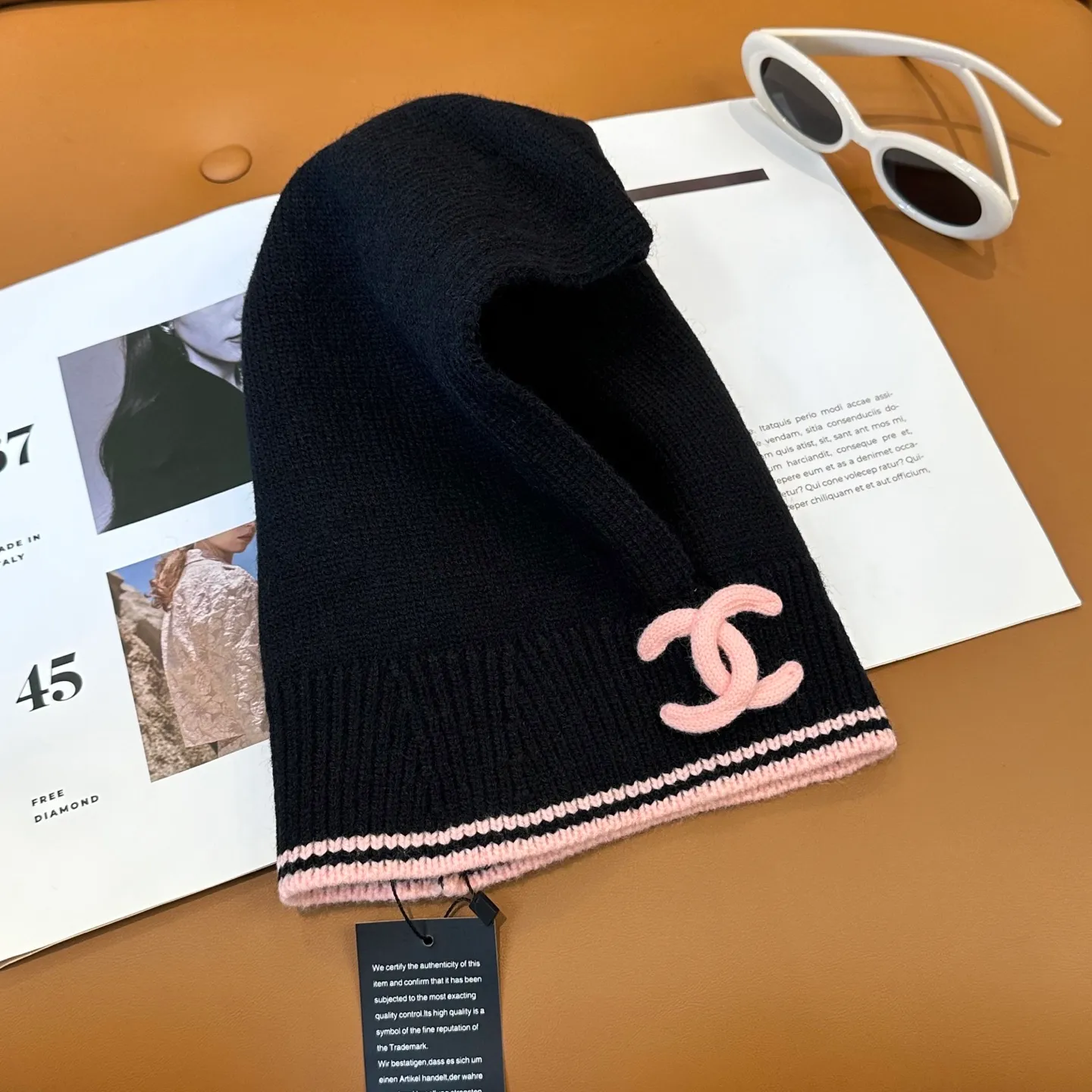 P70 Chanel Sisters, do you all own the Chanel 25b balaclava? 🤭, I checked the outfits of the little sisters in Xiaohongshu and really like them. It looks great when stacked with a peaked hat, or it is also good to use as a scarf. I love it 😍