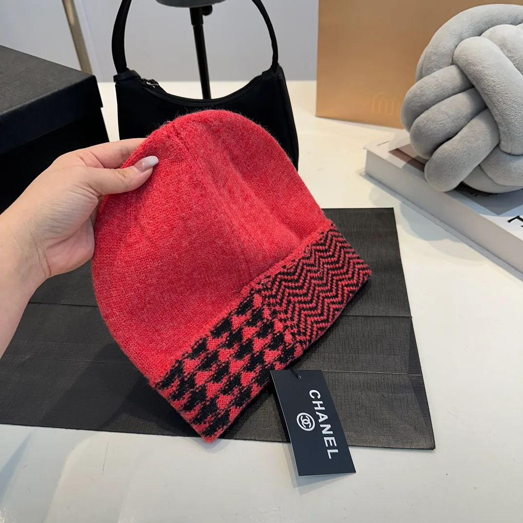 P66 Chanel official website quality Chanel 24K autumn and winter wool hat recommended by Internet celebrity fashion bloggers, a popular style in Xiaohongshu, a knitted hat with a super soft and comfortable feel and excellent elasticity!