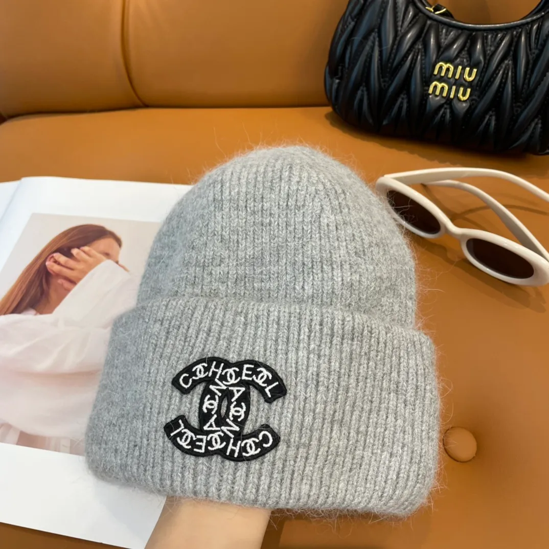 P56 comes with dust bag 🌺 [CHANEL] New rabbit fur knitted hat, Xiaohongshu, the main recommendation of major Internet celebrities! Thicker and warmer, fashionable and popular🌸First-class texture, the best brand for keeping warm in autumn and winter, order now, limited quantity available