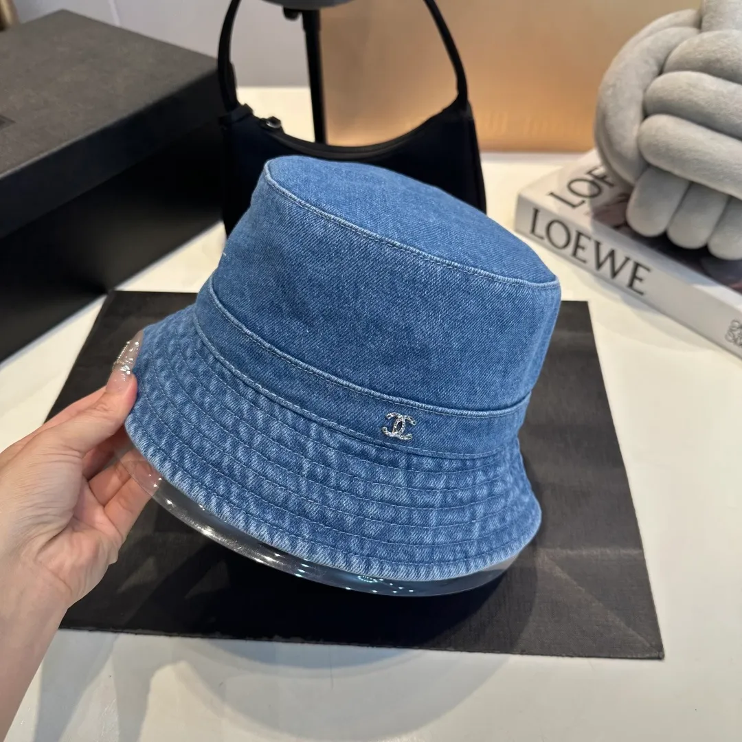 P60 Chanel denim bucket hat, an eternal classic in the fashion industry👑 The simple and elegant style is Chanel's unique interpretation of fashion. There are two denim tones, blue and gray, one full of energy and the other calm and restrained, both exuding an innate sense of high-end. The large brim design is not only a practical tool for blocking the sun, but also an excellent assistant for modifying your face. Whether you have a heart-shaped face, a round face or a square face, it can show charming lines against the background. The iconic double C logo is exquisitely embellished, low-key but flamboyantly announcing its identity. This is not only a brand logo, but also a symbol of fashion and quality.