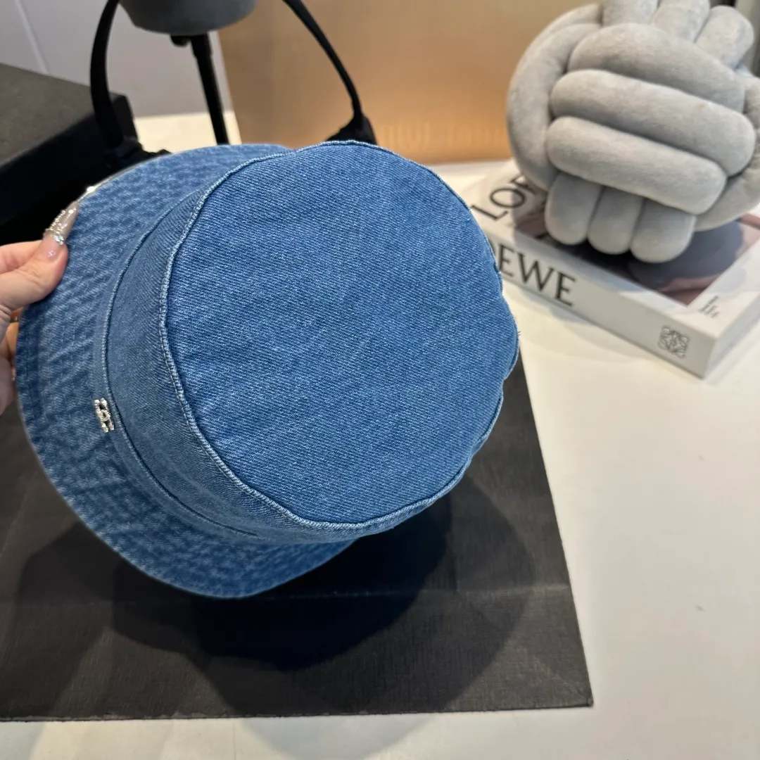 P60 Chanel denim bucket hat, an eternal classic in the fashion industry👑 The simple and elegant style is Chanel's unique interpretation of fashion. There are two denim tones, blue and gray, one full of energy and the other calm and restrained, both exuding an innate sense of high-end. The large brim design is not only a practical tool for blocking the sun, but also an excellent assistant for modifying your face. Whether you have a heart-shaped face, a round face or a square face, it can show charming lines against the background. The iconic double C logo is exquisitely embellished, low-key but flamboyantly announcing its identity. This is not only a brand logo, but also a symbol of fashion and quality.