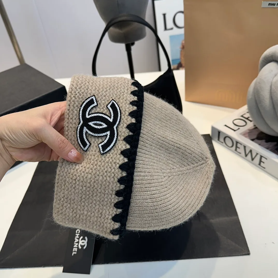 P60 CHANEL new rabbit fur knitted hat, Xiaohongshu, the main recommendation of major Internet celebrities! Thicker and warmer, fashionable and popular🌸First-class texture, the best brand for keeping warm in autumn and winter, order now, limited quantity available
