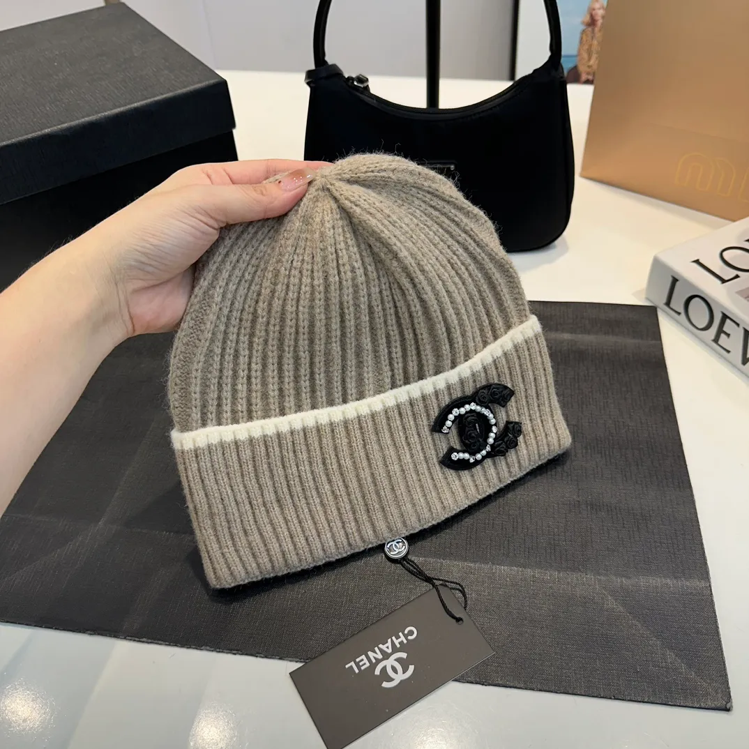P60 Chanel official website quality Chanel autumn and winter wool hat recommended by internet celebrity fashion bloggers. It is a knitted hat with a super soft and comfortable feel and excellent elasticity!