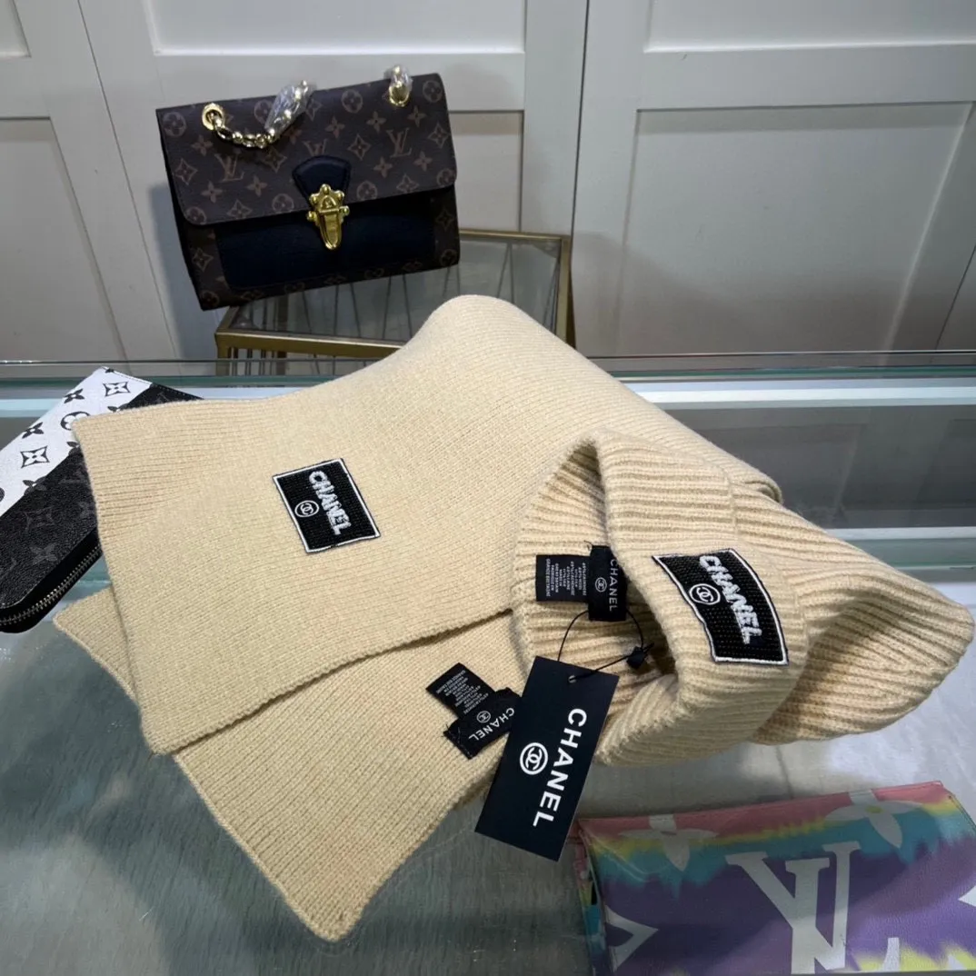 P170 CHANEL Xiaohongshu popular style, official website new classic suit hat! Hat ➕Scarf! It feels great in hand! It’s warm and super comfortable. This winter, all you need is a hat set like this. It’s warm and fashionable! Welcome to choose!!
