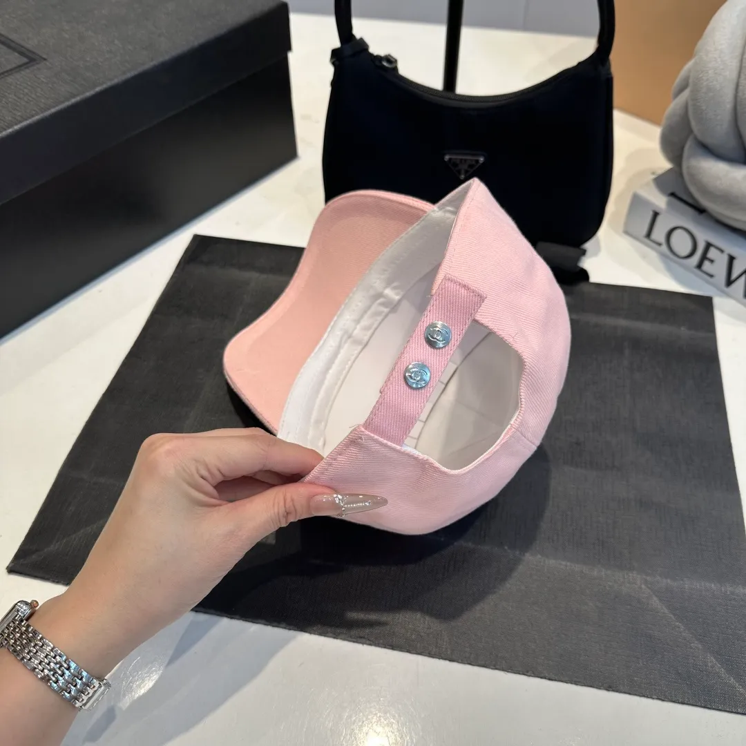 P56 CHANEL Chanel new high version simple embroidered logo baseball cap 🧢New model shipped, big brand style is super easy to match