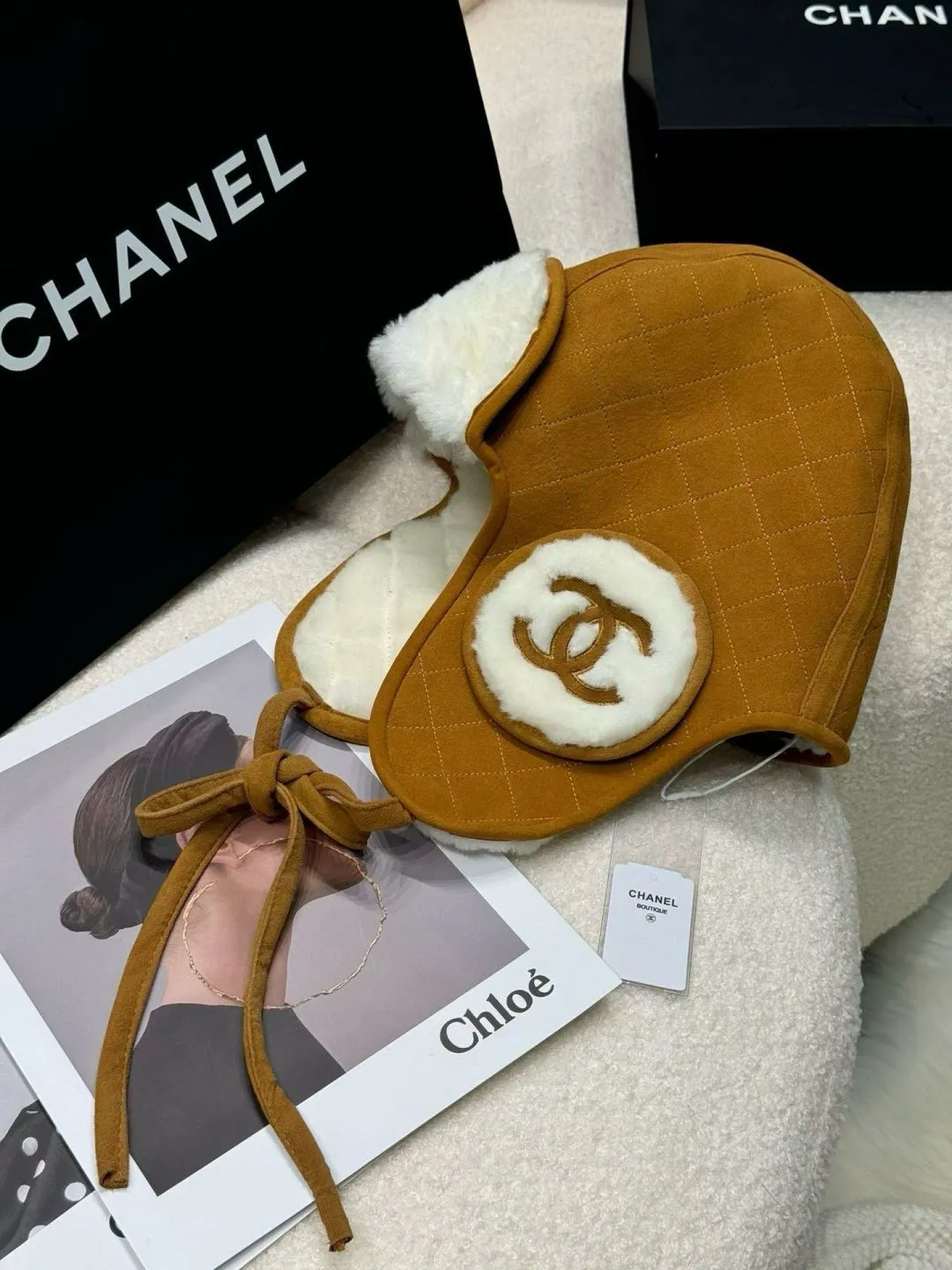 [Original customization] New on Chanel 24 n, Chanel Lei Feng hat. The furry autumn and winter atmosphere fills the Coconeige ski super-produced Lei Feng hat and furry earmuff scarf. This season’s must-buy atmosphere is 100%, warm and good-looking. One size fits all, integrated with sheepskin and fine wool material.