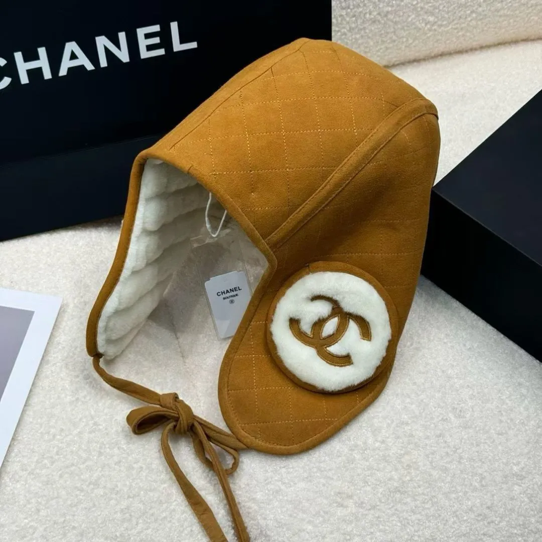 [Original customization] New on Chanel 24 n, Chanel Lei Feng hat. The furry autumn and winter atmosphere fills the Coconeige ski super-produced Lei Feng hat and furry earmuff scarf. This season’s must-buy atmosphere is 100%, warm and good-looking. One size fits all, integrated with sheepskin and fine wool material.