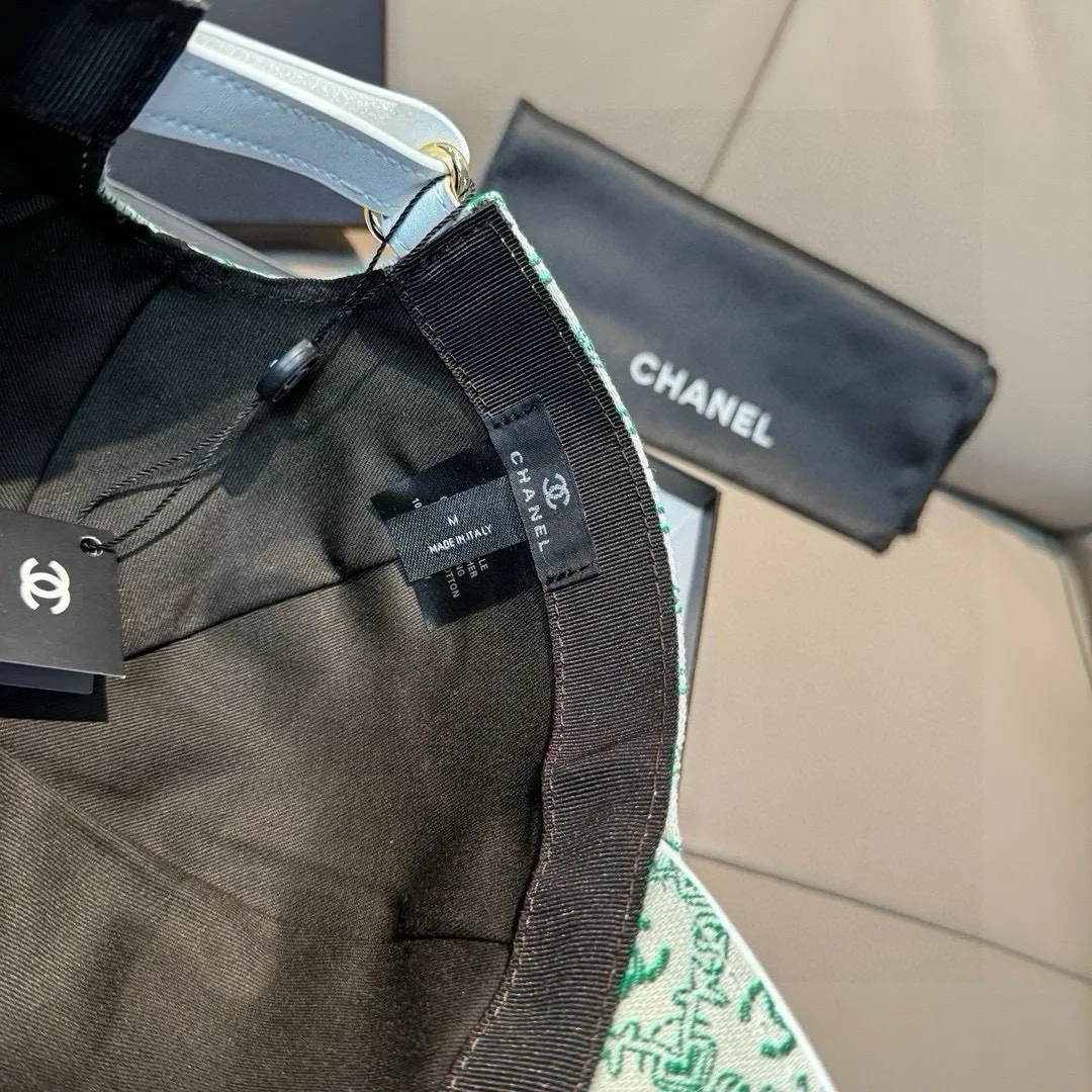 p90 new model shipped!   , Chanel (Chanel) new original baseball cap, small double C jacquard, 1:1 mold opening and customization at the counter, original canvas fabric + first layer of cowhide, light and breathable! The quality is great, the basic head circumference is 56cm, and the patch is adjustable.