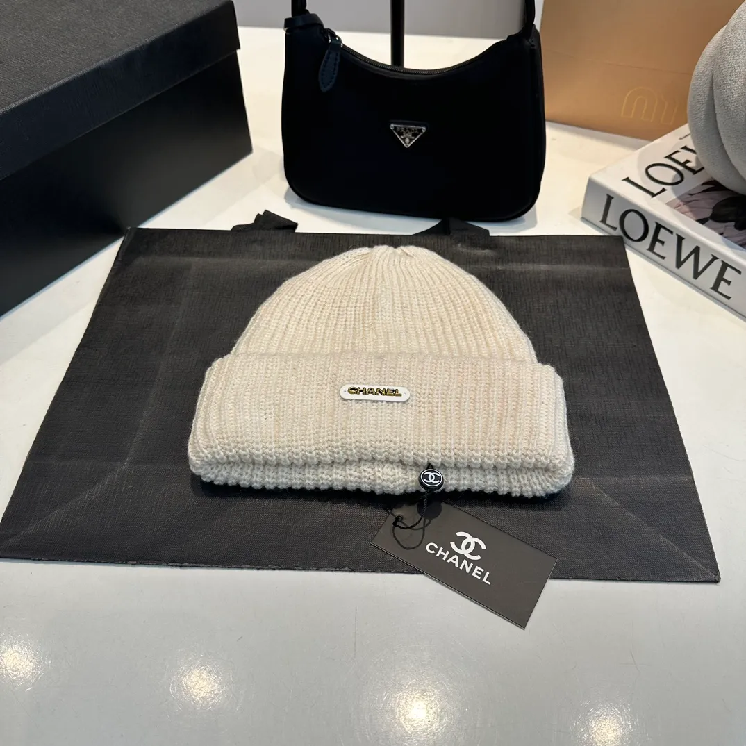 P60 Chanel Chanel's new autumn and winter woolen hat is the same for men and women. It contains 70% wool fabric and has complete internal labels.  The latest technology, one-piece molding, is super beautiful. The autumn and winter wool knitted beanie feels good to the touch ~ the color is super white ~ and it has a great atmosphere when taking photos, and it is very versatile ~
