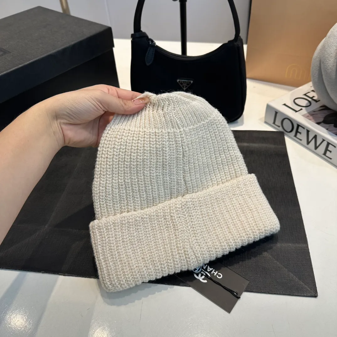 P60 Chanel Chanel's new autumn and winter woolen hat is the same for men and women. It contains 70% wool fabric and has complete internal labels.  The latest technology, one-piece molding, is super beautiful. The autumn and winter wool knitted beanie feels good to the touch ~ the color is super white ~ and it has a great atmosphere when taking photos, and it is very versatile ~
