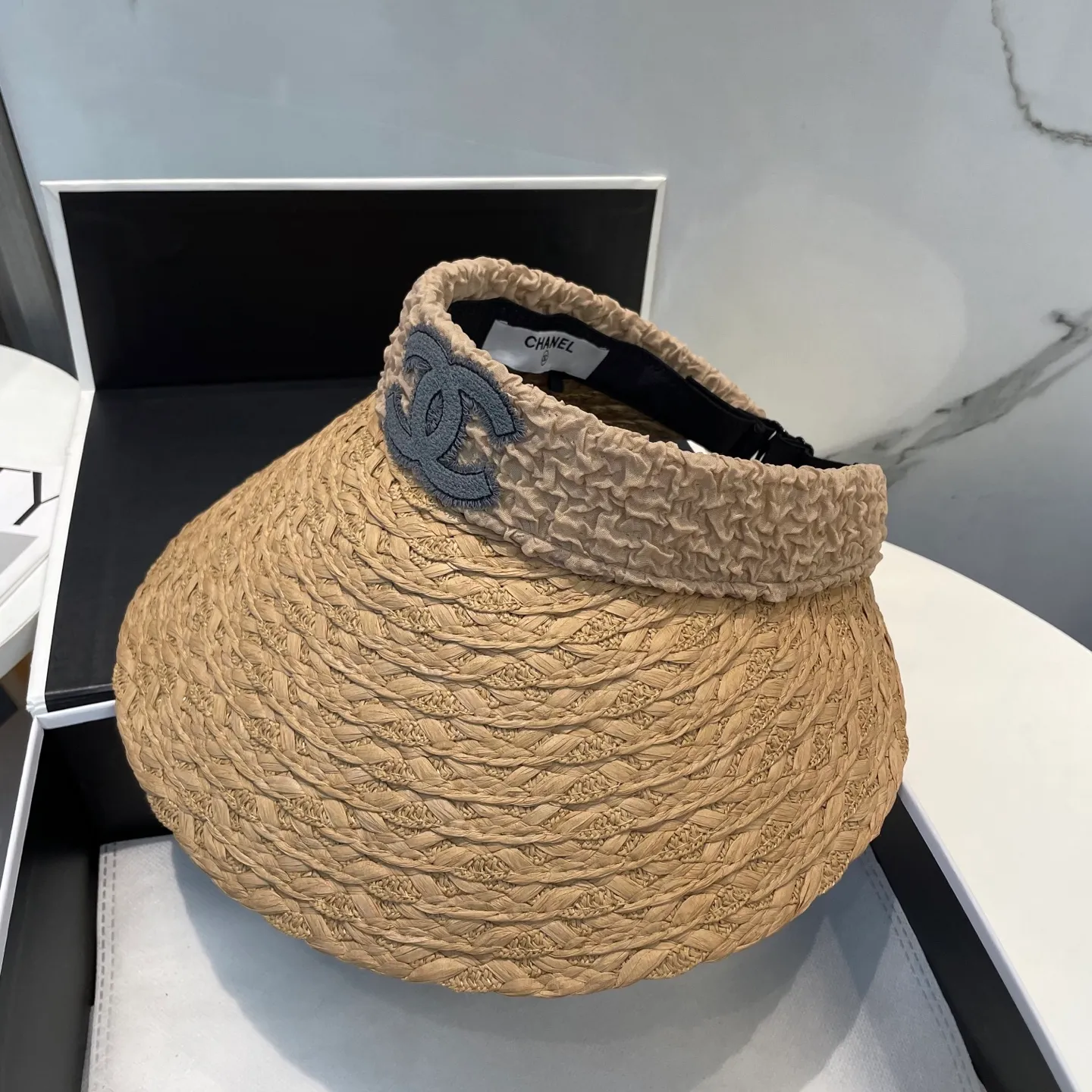 P70 Chanel's new hollow top hat, sweet style 💙Because the hat is hollow, you won't feel stuffy in summer and it doesn't pick up your hairstyle and face shape! The sun protection effect is no less than that of a professional sun protection cloth hat. Just buy the western style one🙄