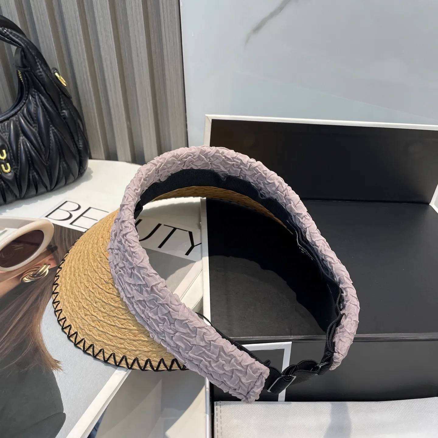 P70 Chanel's new hollow top hat, sweet style 💙Because the hat is hollow, you won't feel stuffy in summer and it doesn't pick up your hairstyle and face shape! The sun protection effect is no less than that of a professional sun protection cloth hat. Just buy the western style one🙄