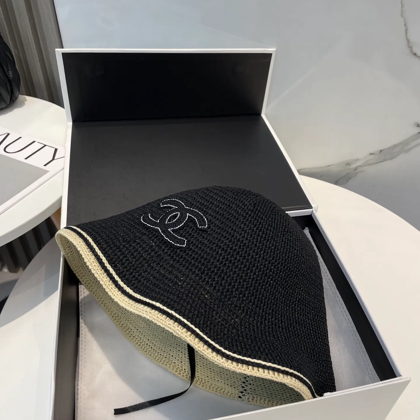 P66 CHANEL's new knitted basin hat, made of high density, a super tasteful knitted hat ~ the first choice for going out on the street! The shape of the hat is super nice, the color is perfect, and it’s light to carry! A must-have for little fairies🧚Head circumference 57cm