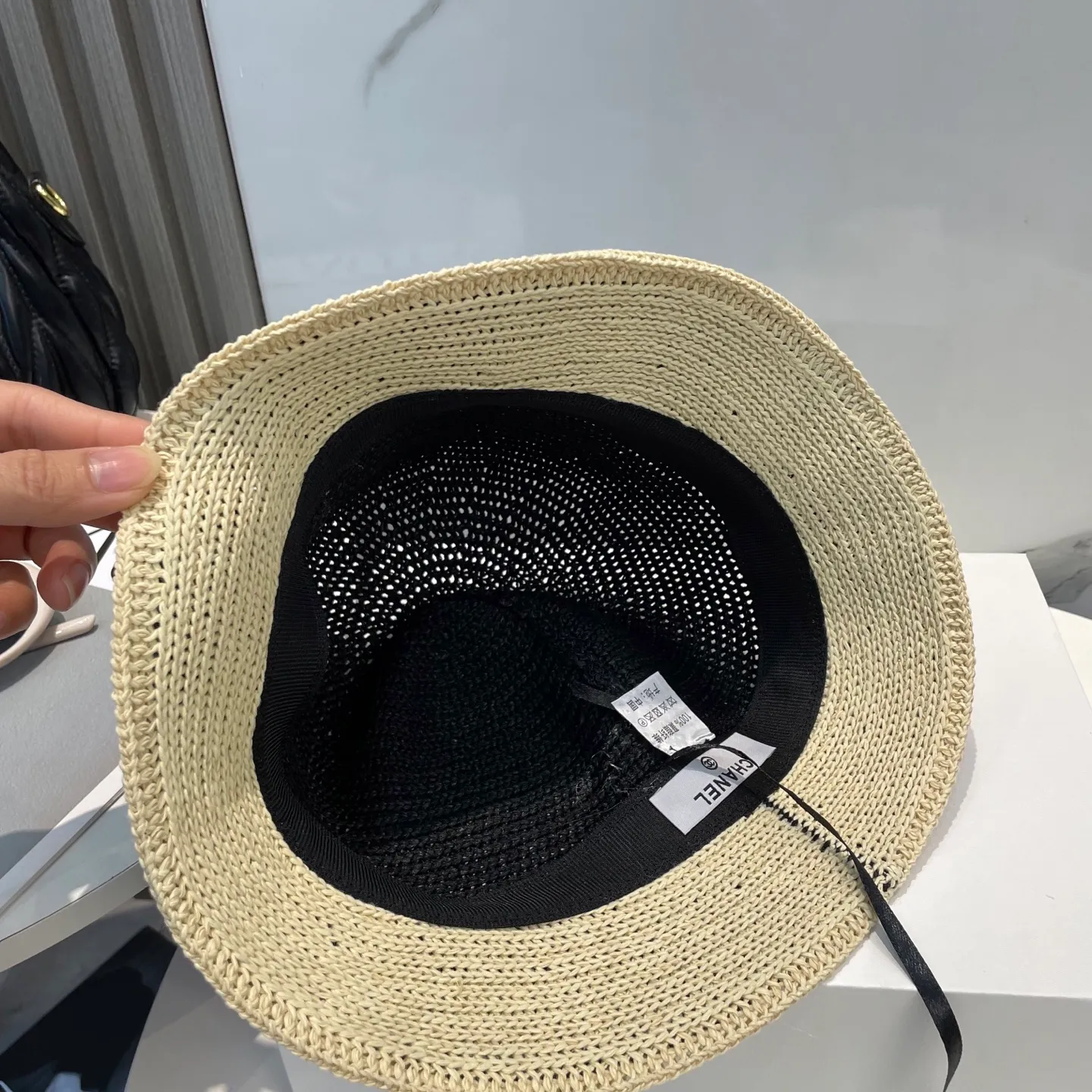 P66 CHANEL's new knitted basin hat, made of high density, a super tasteful knitted hat ~ the first choice for going out on the street! The shape of the hat is super nice, the color is perfect, and it’s light to carry! A must-have for little fairies🧚Head circumference 57cm