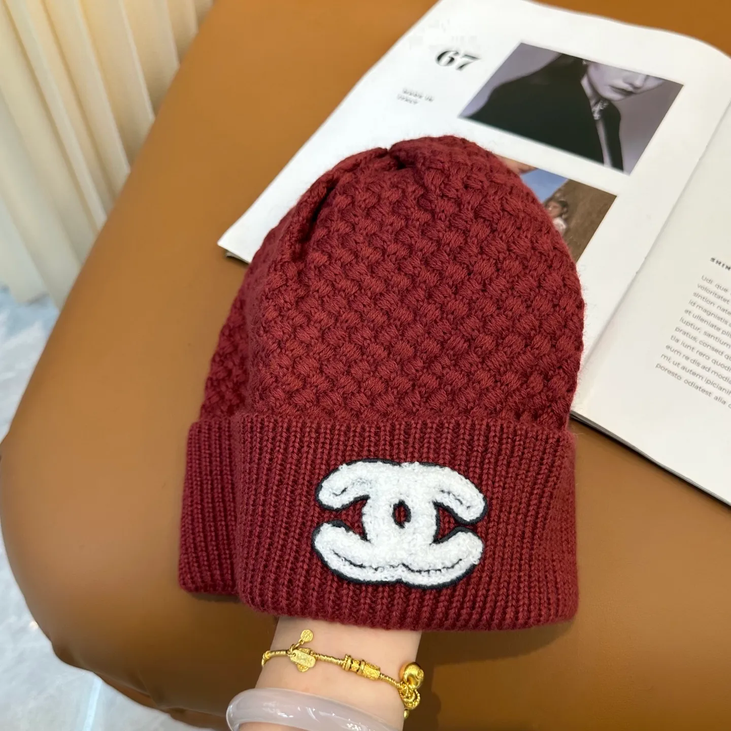P70 Chanel official website quality Chanel autumn and winter fashion blogger recommended knitted hat, which hides a quiet sense of luxury. Every line is neat and generous, simple but not simple, generous and stylish. Every detail shows high-end taste, and the sense of fashion becomes more and more intriguing in the restraint.