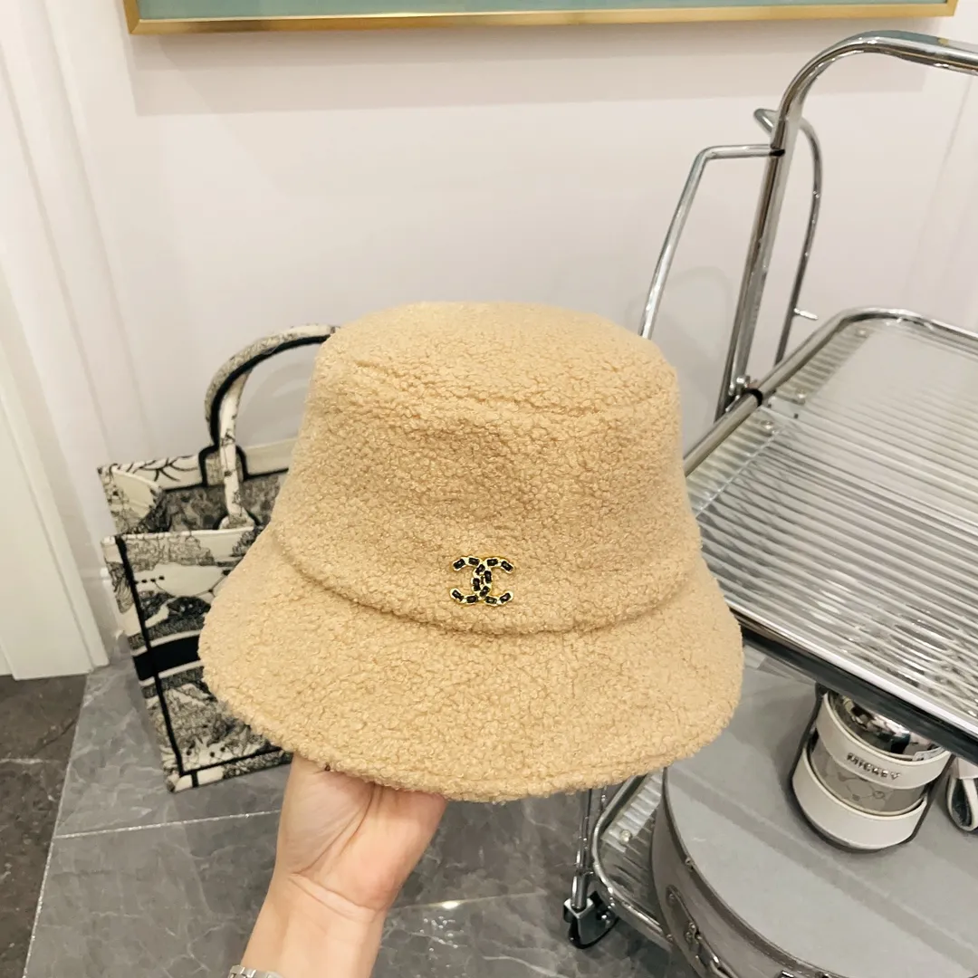 Special batch of 60 CHANE* Chanel lamb wool bucket hats, warm bucket hats for autumn and winter. Simple and versatile hat shape, painted small double C logo, good-looking and textured. Versatile and age-reducing style, must-have fragrance powder