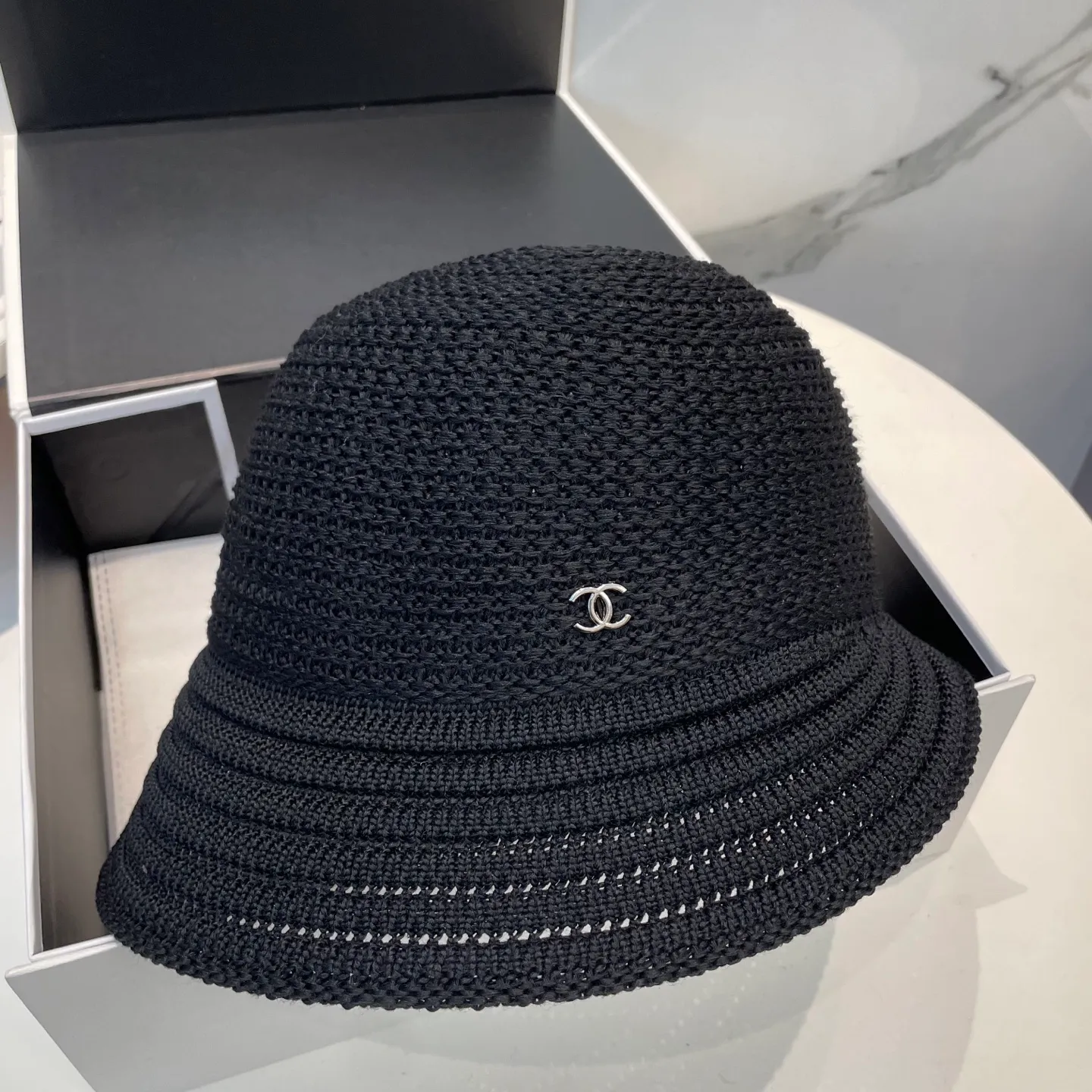 P60 CHANEL knitted basin hat, sun protection fisherman hat made of high density, a super tasteful knitted hat ~ the first choice for going out on the street! The shape of the hat is super nice, the color is perfect, and it’s light to carry! A must-have for little fairies🧚Head circumference 57cm
