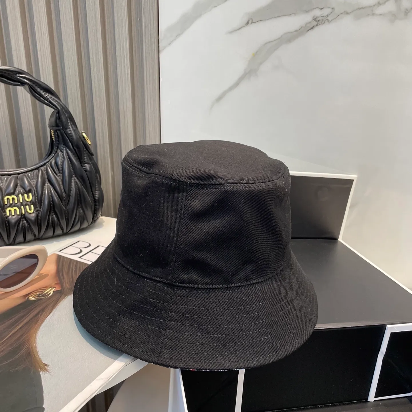 P96 Chanel (Chanel) counter new double-sided embroidered fisherman hat 1:1 mold customization, three-dimensional embroidery, exquisite and flawless! 100% pure cotton fabric, original factory quality, exclusive physical photography.