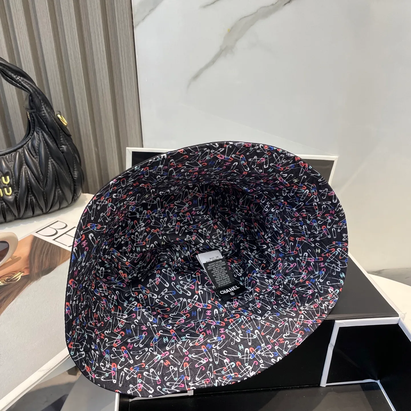 P96 Chanel (Chanel) counter new double-sided embroidered fisherman hat 1:1 mold customization, three-dimensional embroidery, exquisite and flawless! 100% pure cotton fabric, original factory quality, exclusive physical photography.