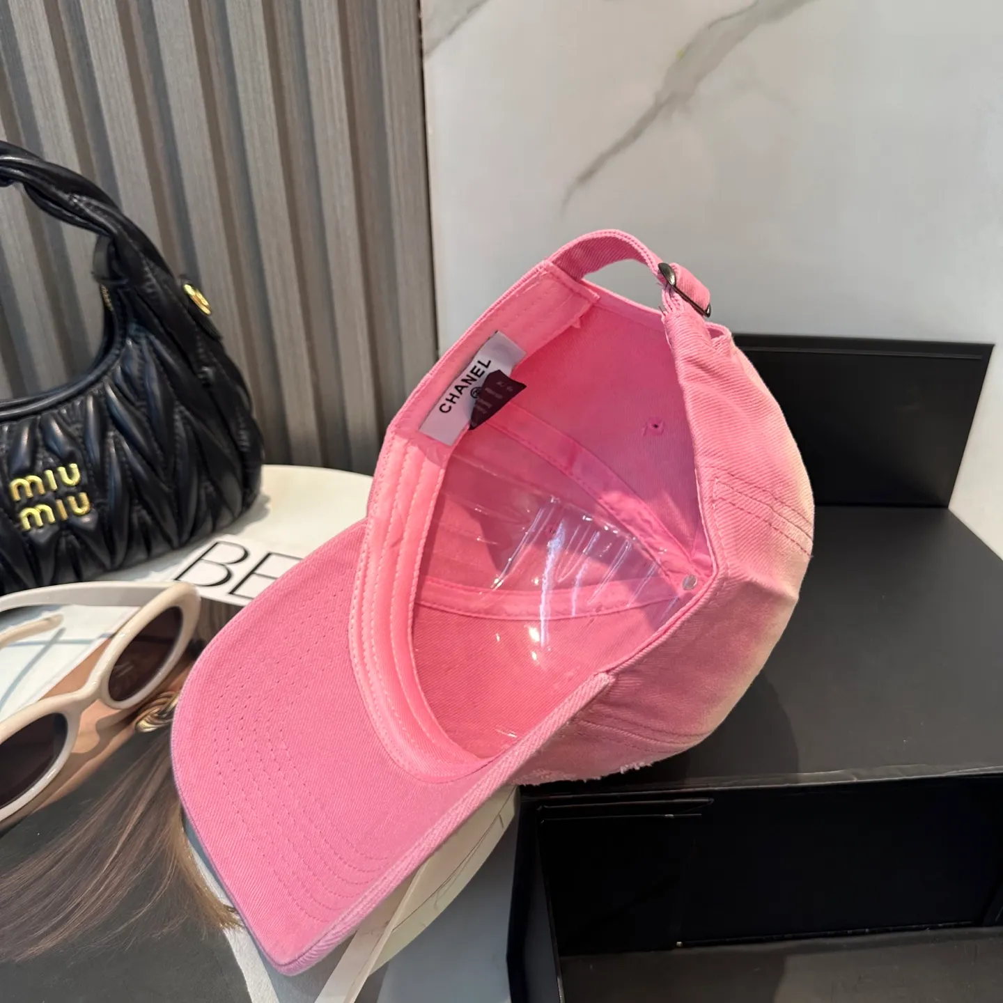 P60 Chanel's new simple baseball cap in dopamine color, a hot color at the moment - full of street style! Trendy and versatile, Xiaohongshu grows grass, poison, get your boyfriend, and cool together