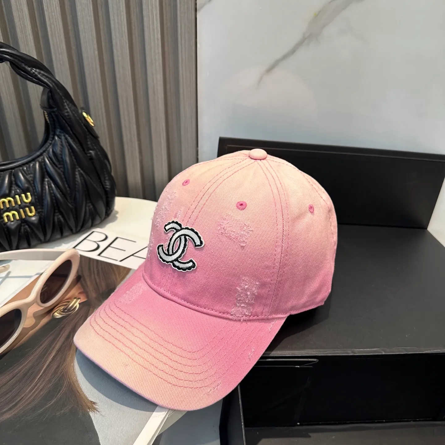 P60 Chanel's new simple baseball cap in dopamine color, a hot color at the moment - full of street style! Trendy and versatile, Xiaohongshu grows grass, poison, get your boyfriend, and cool together