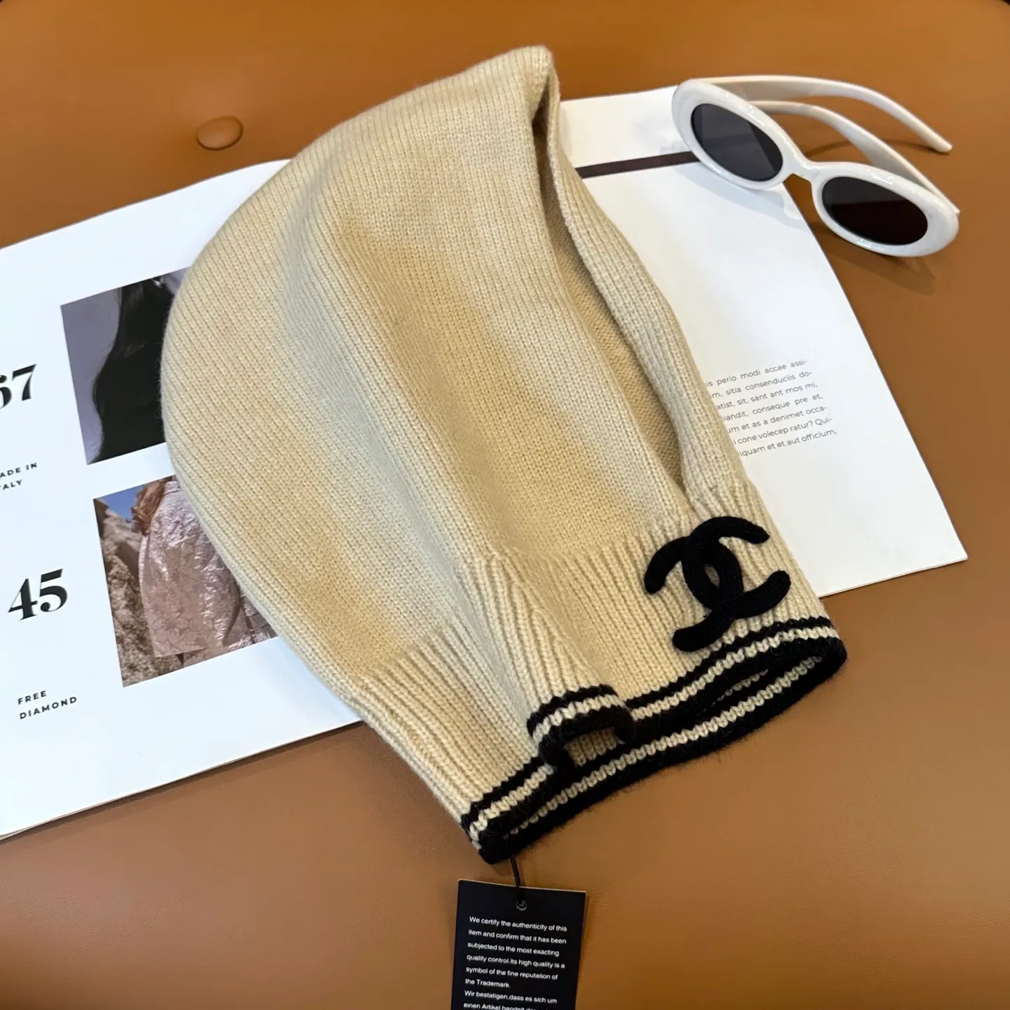 P70 Chanel Sisters, do you all own the Chanel 25b balaclava? 🤭, I checked the outfits of the little sisters in Xiaohongshu and really like them. It looks great when stacked with a peaked hat, or it is also good to use as a scarf. I love it 😍