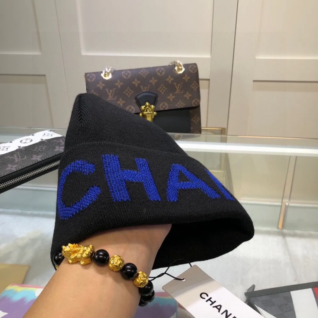 P50 Chanel CHANEL is sure to be of genuine quality. The only matching details on the market are double-layered cashmere wool knitted hats. Xiaohongshu recommends that the official website purchase price is 4980 per hat. The quality is outstanding. The matching of the big logo in autumn and winter is really perfect, and the design style is even more elegant! Order quickly
