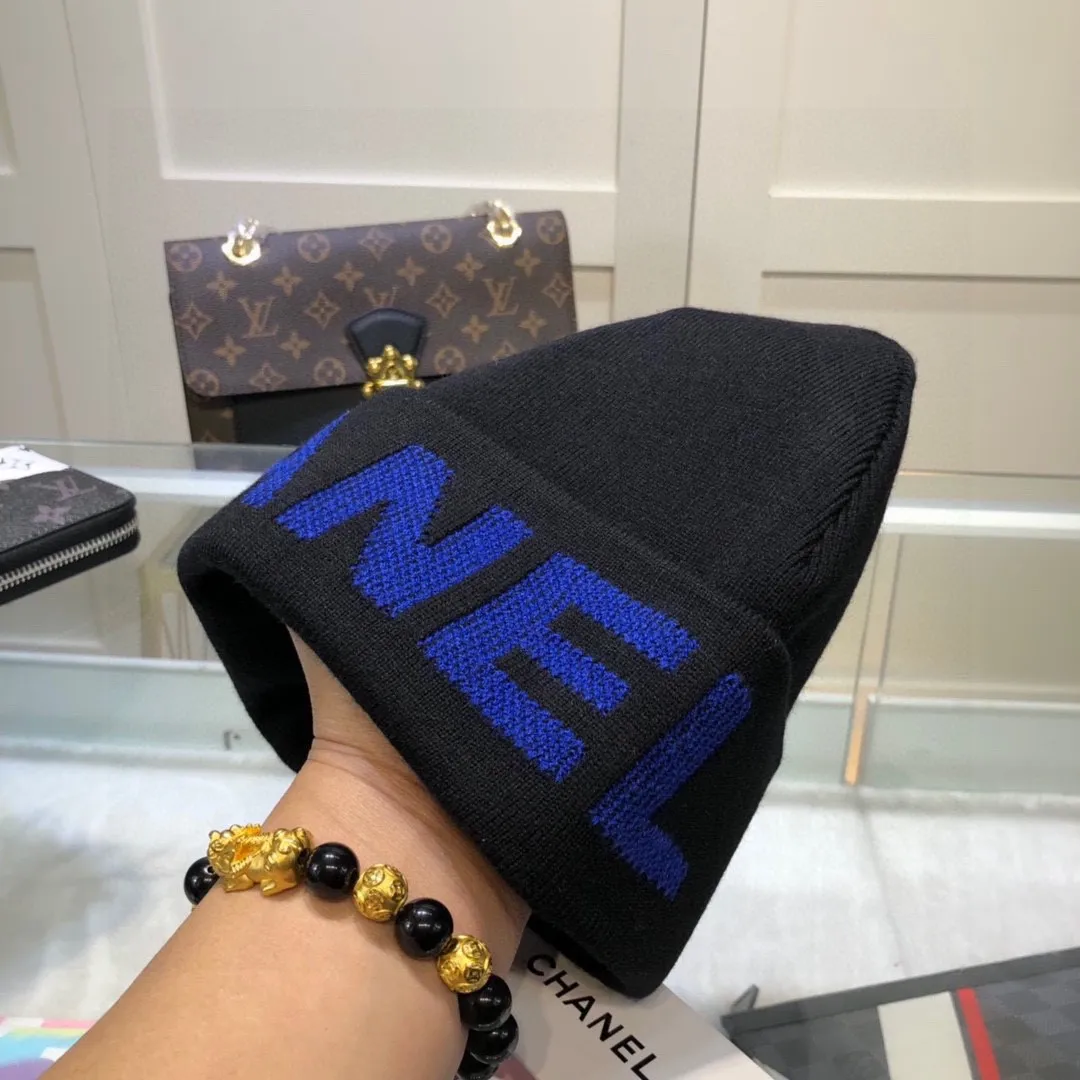 P50 Chanel CHANEL is sure to be of genuine quality. The only matching details on the market are double-layered cashmere wool knitted hats. Xiaohongshu recommends that the official website purchase price is 4980 per hat. The quality is outstanding. The matching of the big logo in autumn and winter is really perfect, and the design style is even more elegant! Order quickly